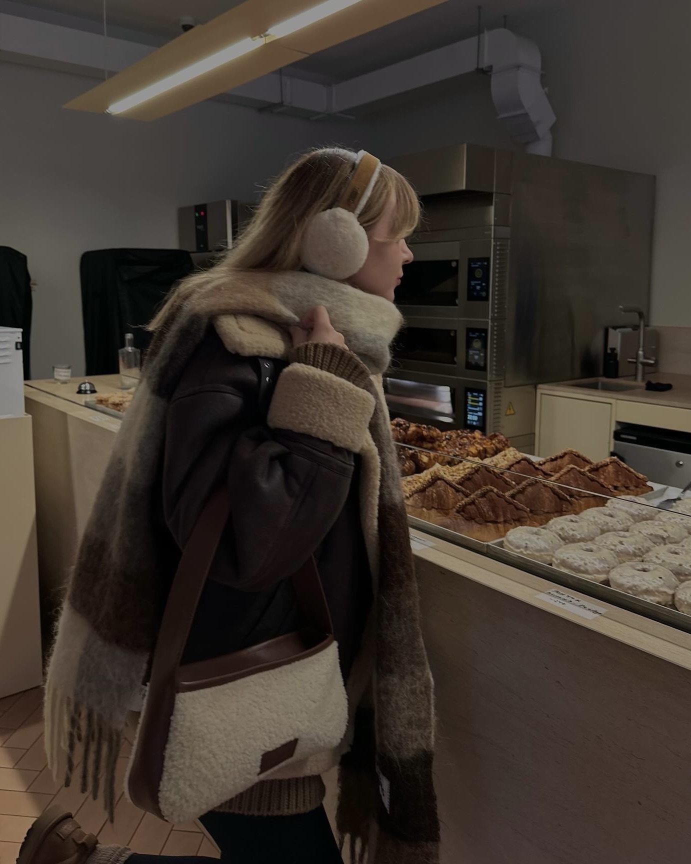 한 번 사면 매년 찾게 되는 머플러🪄
겨울 필수템은 당연 아트네 머플러지🤍🩶지금이라도 품어주자...

매년 겨울이면 자연스럽게 손이 가는 아크네 스튜디오 머플러는 단순히 보온용이 아닌 하나의 패션 포인트로 자리 잡았는데요. 모헤어, 캐시미어, 울 등 다양한 소재에 감각적인 컬러 조합과 시그니처 라벨이 더해져 세련된 포인트를 더해줍니다.

특히 코트와 매치하면 포근하면서 모던한 분위기를, 데님 팬츠와 스타일링하면 캐주얼하면서도 꾸안꾸룩을 연출할 수 있죠. 이번 겨울에도 아크네 스튜디오 머플러로 따뜻함과 스타일을 동시에 챙겨 보세요. 이미지7