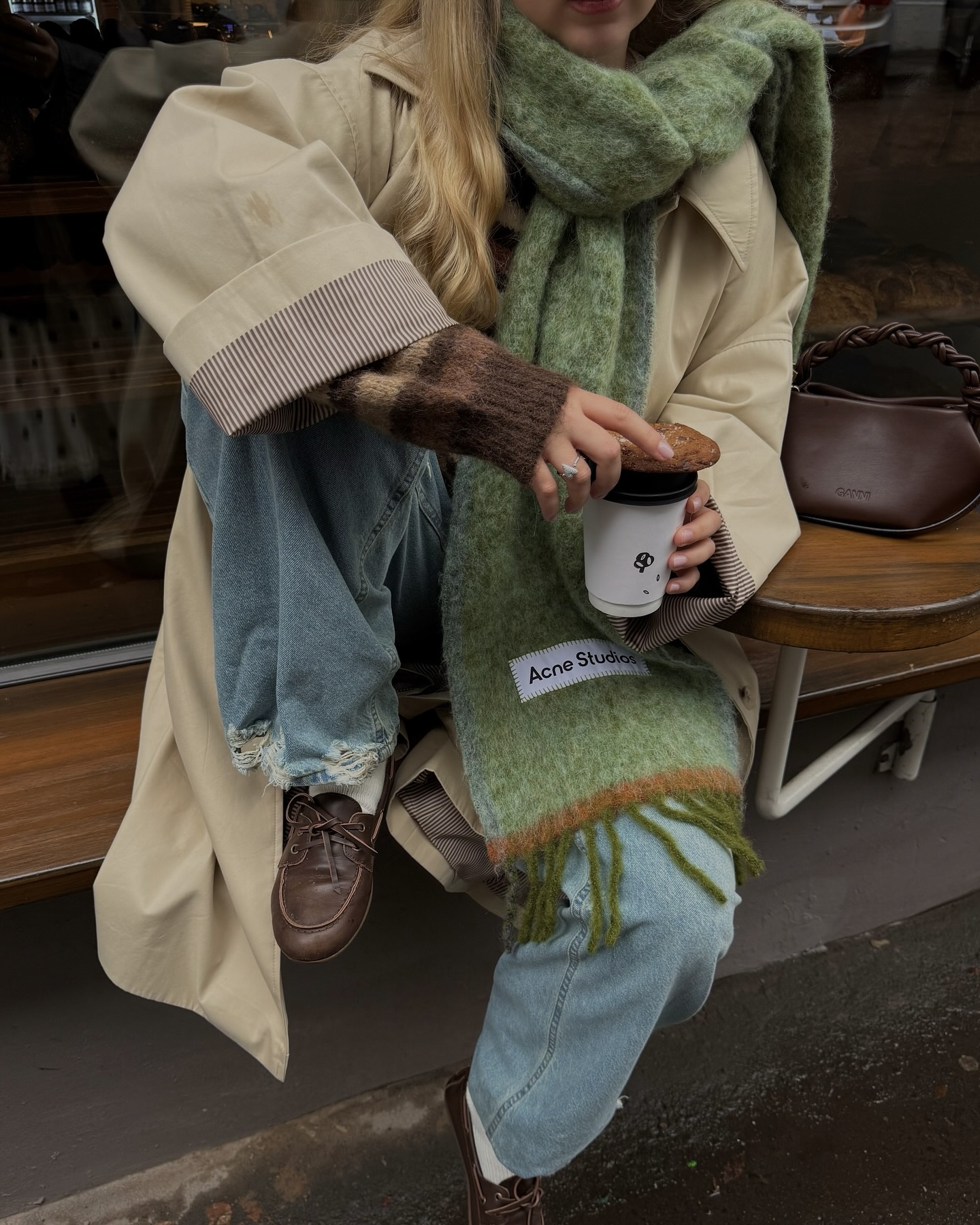 한 번 사면 매년 찾게 되는 머플러🪄
겨울 필수템은 당연 아트네 머플러지🤍🩶지금이라도 품어주자...

매년 겨울이면 자연스럽게 손이 가는 아크네 스튜디오 머플러는 단순히 보온용이 아닌 하나의 패션 포인트로 자리 잡았는데요. 모헤어, 캐시미어, 울 등 다양한 소재에 감각적인 컬러 조합과 시그니처 라벨이 더해져 세련된 포인트를 더해줍니다.

특히 코트와 매치하면 포근하면서 모던한 분위기를, 데님 팬츠와 스타일링하면 캐주얼하면서도 꾸안꾸룩을 연출할 수 있죠. 이번 겨울에도 아크네 스튜디오 머플러로 따뜻함과 스타일을 동시에 챙겨 보세요. 이미지4