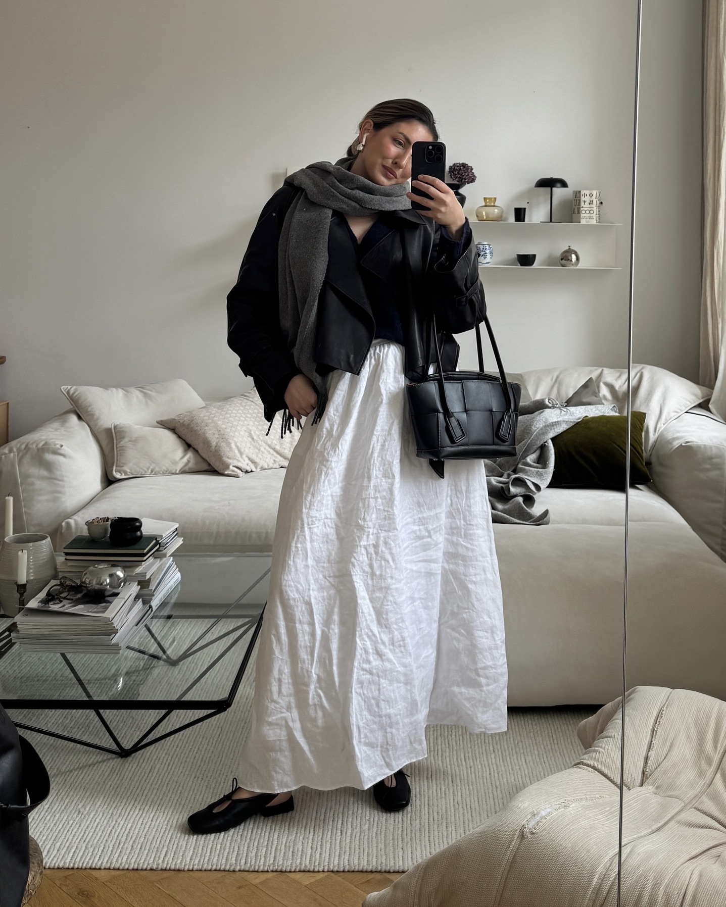 초겨울엔 블랙 대신 화이트 스커트🤍
톤 다운된 옷만 입지 말고, 세련된 화이트 롱스커트로 마무리✨🦢 이미지2