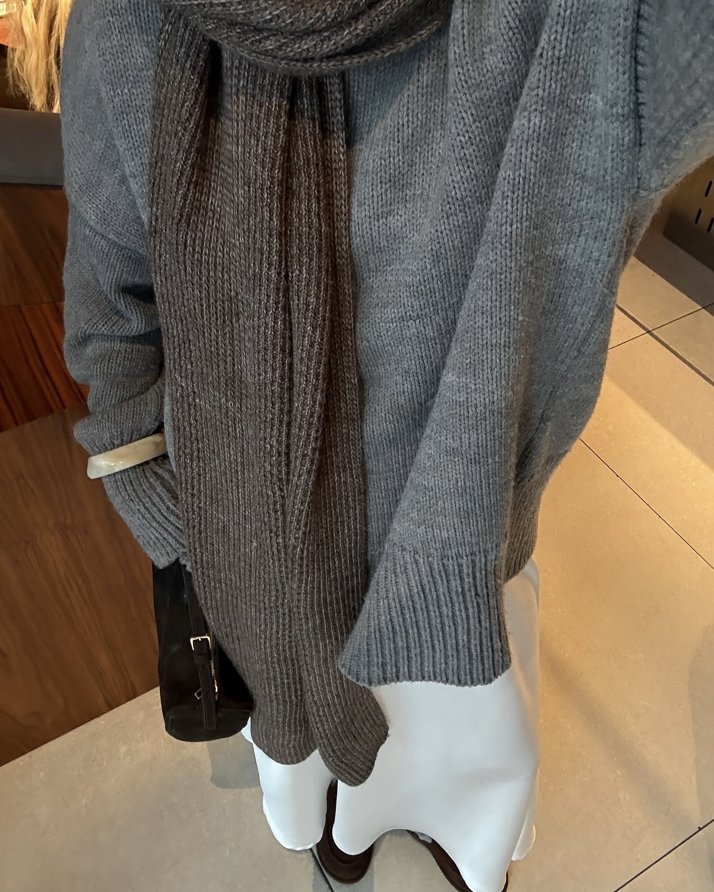 초겨울엔 블랙 대신 화이트 스커트🤍
톤 다운된 옷만 입지 말고, 세련된 화이트 롱스커트로 마무리✨🦢 이미지7