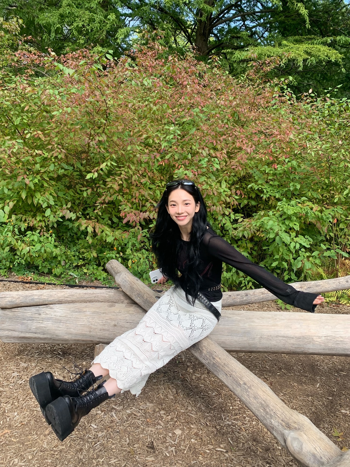 셀럽 가을룩에 빠지지 않는 부츠🤎
부답스럽지 않은 트렌디한 앵클부츠🎶😎이번엔 꼭 하나 장만해
부츠 구매 전 참고하기 좋은 셀럽픽 미디 부츠 2가지 모았어요.
1. 닥터마틴 제이든 HI, 30만 원대
영서가 착용한 부츠는 소가죽 소재로 브랜드 시그니처인 8홀 부츠를 베이스로, 약 5cm 굽의 볼드한 실루엣이 돋보이죠. 짧은 하의와 점퍼 또는 후드집업을 매치하면 다리가 더 길어 보이면서도 엣지 있는 꾸안꾸 무드를 연출할 수 있습니다.
2. R13 더블 스택 레더 레이스업 부츠, 300만 원대
카리나가 신은 부츠는 두꺼운 플랫폼 굽과 레드 스티치가 포인트로 하이탐 디자인입니다. 카리나는 레이스 스커트와 시스루 롱슬리브를 매치해 보헤미안 감성이 느껴지는 고스룩을 완성했습니다. 이미지4