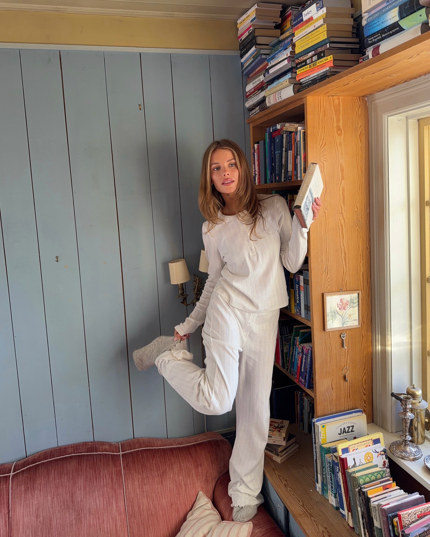 집에서도 편하고 스타일리시해🤍
포인텔 셋업부터 스트라이프까지🛌 홈웨어도 꾸안꾸로🌟
편하게 입기 좋은 홈웨어, 지금 소개해드릴게요.
1. 조세핀 롱슬리브 셋업, 각 8만 원대
포인텔 코튼 소재로 제작된 화이트 셋업입니다. 레이스 트리밍이 더해져 클래식하고 페미닌한 무드를 주며, 원마일웨어로도 활용할 수 있습니다.
2. 조세핀 파자마, 10만 원대
코튼 소재로 제작된 블루 스트라이프 파자마 세트입니다. 클래식 카라와 드로스트링 팬츠로 편안한 착용감을 주는데요. 파스텔톤의 내추럴한 무드로 스타일리시한 홈웨어룩을 연출할 수 있습니다. 이미지4