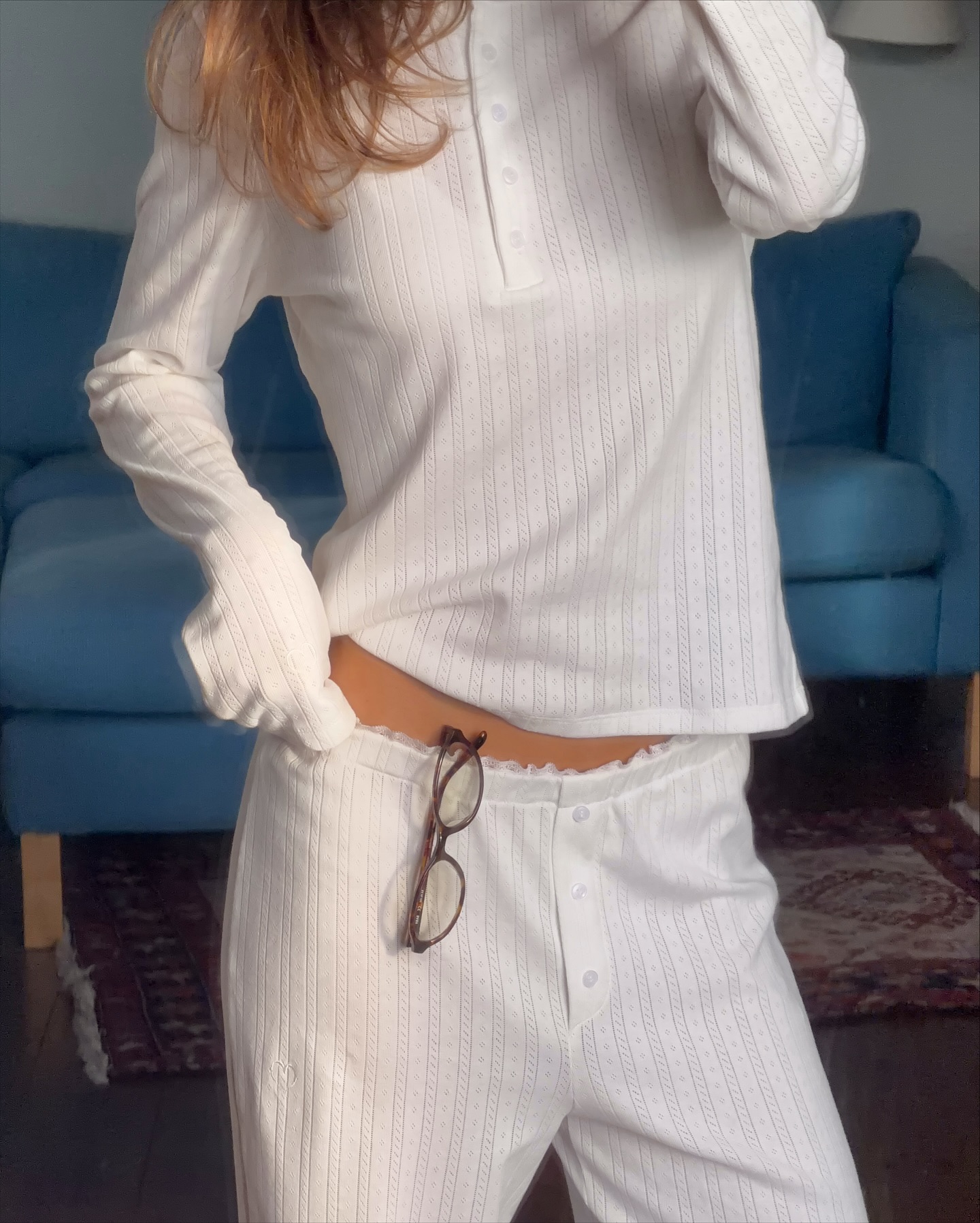 집에서도 편하고 스타일리시해🤍
포인텔 셋업부터 스트라이프까지🛌 홈웨어도 꾸안꾸로🌟
편하게 입기 좋은 홈웨어, 지금 소개해드릴게요.
1. 조세핀 롱슬리브 셋업, 각 8만 원대
포인텔 코튼 소재로 제작된 화이트 셋업입니다. 레이스 트리밍이 더해져 클래식하고 페미닌한 무드를 주며, 원마일웨어로도 활용할 수 있습니다.
2. 조세핀 파자마, 10만 원대
코튼 소재로 제작된 블루 스트라이프 파자마 세트입니다. 클래식 카라와 드로스트링 팬츠로 편안한 착용감을 주는데요. 파스텔톤의 내추럴한 무드로 스타일리시한 홈웨어룩을 연출할 수 있습니다. 이미지1