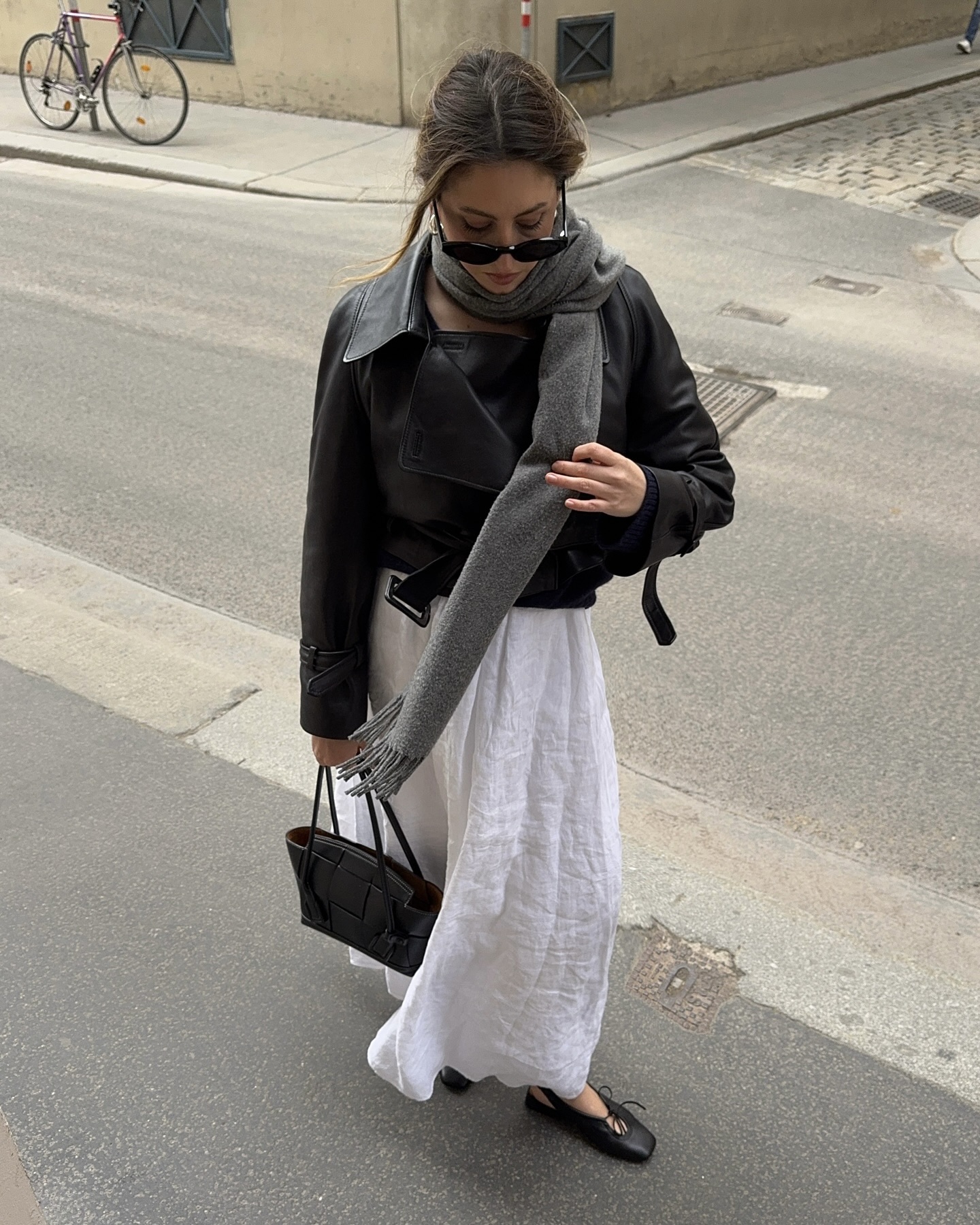 초겨울엔 블랙 대신 화이트 스커트🤍
톤 다운된 옷만 입지 말고, 세련된 화이트 롱스커트로 마무리✨🦢 이미지1