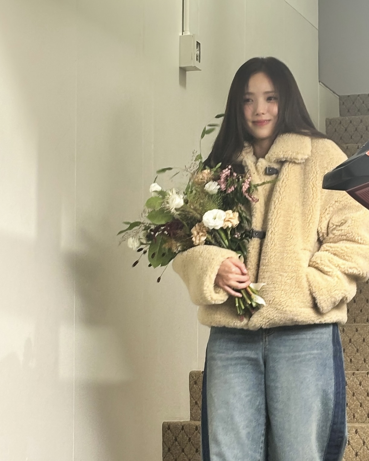 추운 날씨엔 데이트룩 뭐 입지?💭
몽글몽글 양털 재킷으로 포근하고 사랑스러운 룩을 완성하자💓🤍 이미지2