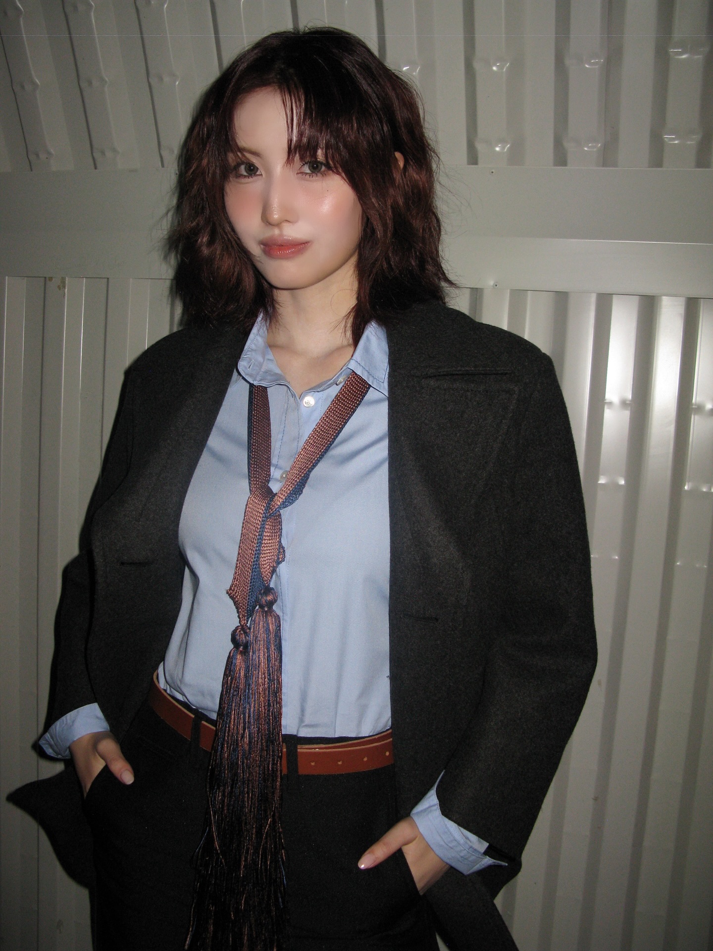 아직 무슨 코트 살지 고민이라고?🕵🏻♀️
지금부터 입어야 되는 코트 딱 정리해 줄게👀🧚🏻참고해 보자
취향에 따라 롱코트와 숏코트 모두 가져왔어요.
1. 프라다 싱글브레스트 셰틀랜드 울 코트, 700만 원대
카리나가 착용한 롱코트는 부드러운 셰틀랜드 울 소재를 활용해 어깨선이 과하지 않게 떨어지고, 허리에는 세트로 구성된 얇은 벨트를 활용해 여성스러운 라인이 돋보이죠. 버건디 컬러의 니트와 힐을 매치하면 우아하면서도 세련된 룩을 완성할 수 있습니다.
2. 오니츠카타이거 더블유 에스 피 코트, 100만 원대
모모가 입은 멜톤 울 원단을 활용한 숏코트는 브랜드 로고가 새겨진 버펄로 더블 버튼과 양쪽 사선 슬랜트 포켓이 특징인 클래식한 디자인이죠. 셔츠와 슬랙스에 타이 포인트까지 들어간다면 고급스럽고 모던한 분위기를 연출할 수 있습니다. 이미지7