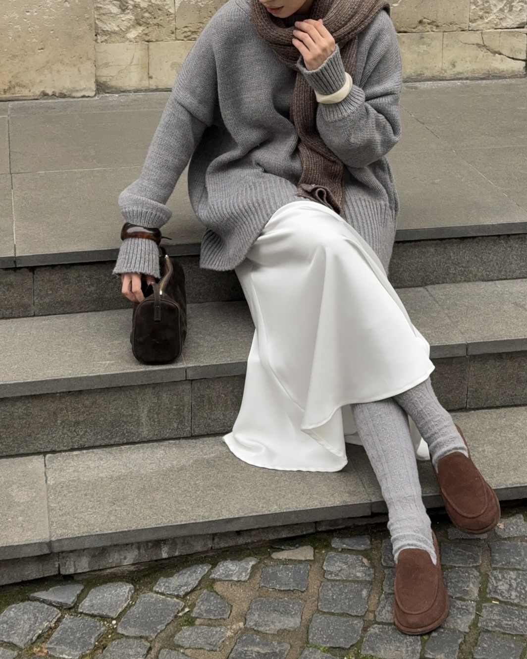 초겨울엔 블랙 대신 화이트 스커트🤍
톤 다운된 옷만 입지 말고, 세련된 화이트 롱스커트로 마무리✨🦢 이미지4