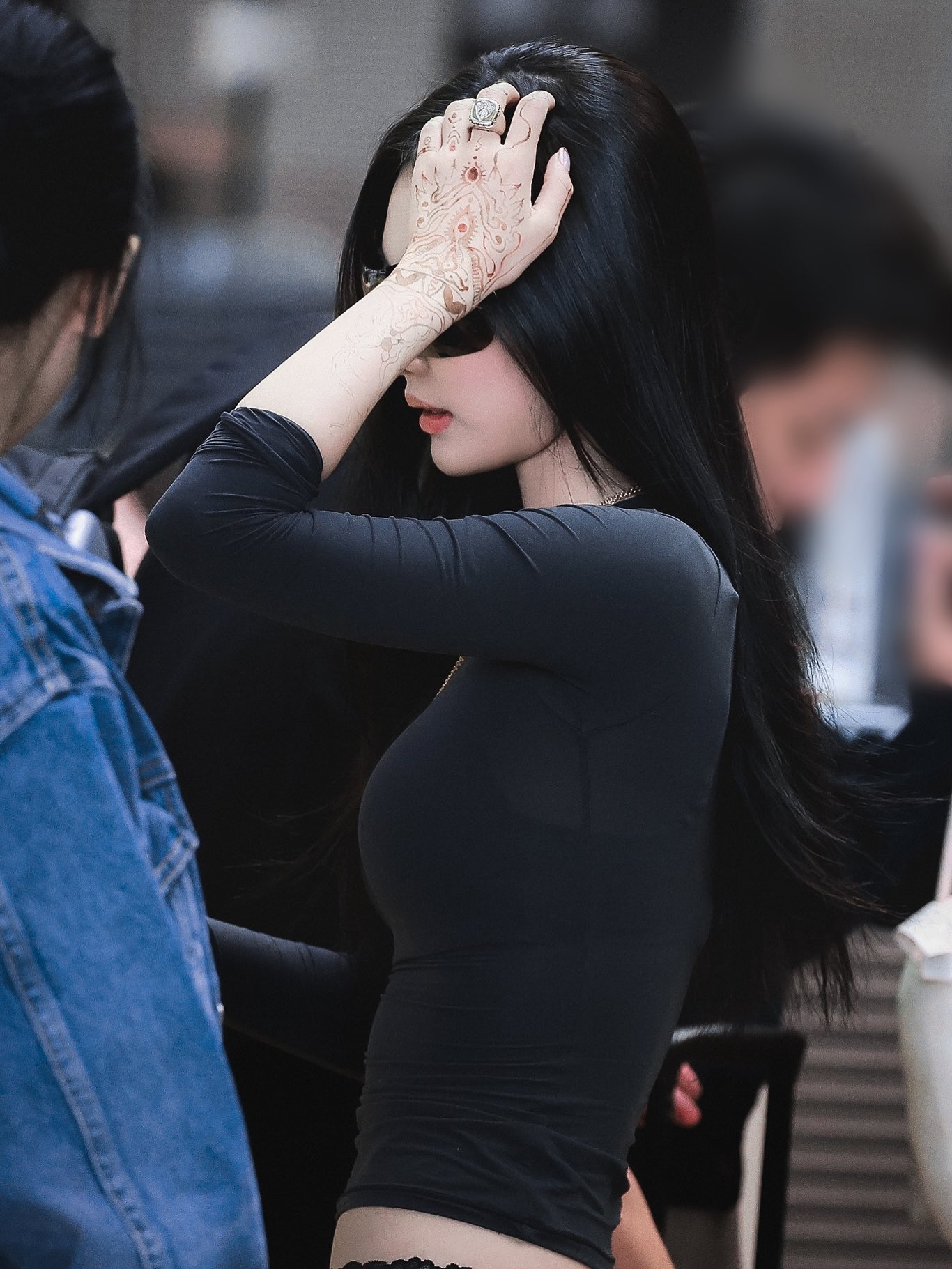 놓치지 마세요🖤닝닝 블랙롱티
심플해서 더 세련된, 스킴스로 완성한 미니멀 시크 무드✈️
닝닝이 선보인 공항 패션 중심에는 심플하면서도 라인을 살려주는 스킴스 블랙 롱슬리브 티셔츠가 있습니다. 군더더기 없는 디자인에 바디 실루엣을 따라 흐르는 핏은 시크한 무드를 극대화하는데요. 부드럽고 신축성 있는 소재 덕분에 자연스럽게 몸을 감싸며 깔끔한 실루엣을 연출합니다.
이 아이템은 블랙뿐 아니라 다양한 컬러로 만나볼 수 있는데요. 계절과 스타일에 따라 선택의 폭이 넓어, 어떤 룩에도 자연스럽게 녹아드는 것이 특징입니다. 이미지4