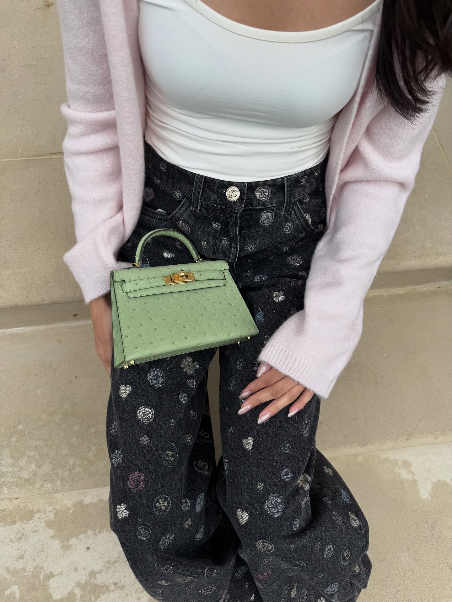 데님도 샤넬이면 이렇게 달라져✨
샤넬의 시그니처가 모두 담긴 데님🐈‍⬛👀계속 눈길이 가게 돼...

샤넬의 로고와 아이코닉한 모티프들이 가득한 이 팬츠는 2025/26 FW 프리 컬렉션에서 공개된 라미네이티드 데님 진입니다. 하트, 클로버, 카멜리아, 가방, cc 로고 등 샤넬의 시그니처 요소들이 패턴으로 더해져 브랜드 특유의 세련된 감성이 한층 돋보이죠.

은은한 광택이 감도는 라미네이티드 데님 소재가 클래식한 데님에 현대적인 감각과 럭셔리 무드를 더합니다. 정교한 디테일과 섬세한 마감이 어우러져, 팬츠 하나만으로도 뚜렷한 존재감을 만들어 줍니다. 이미지4