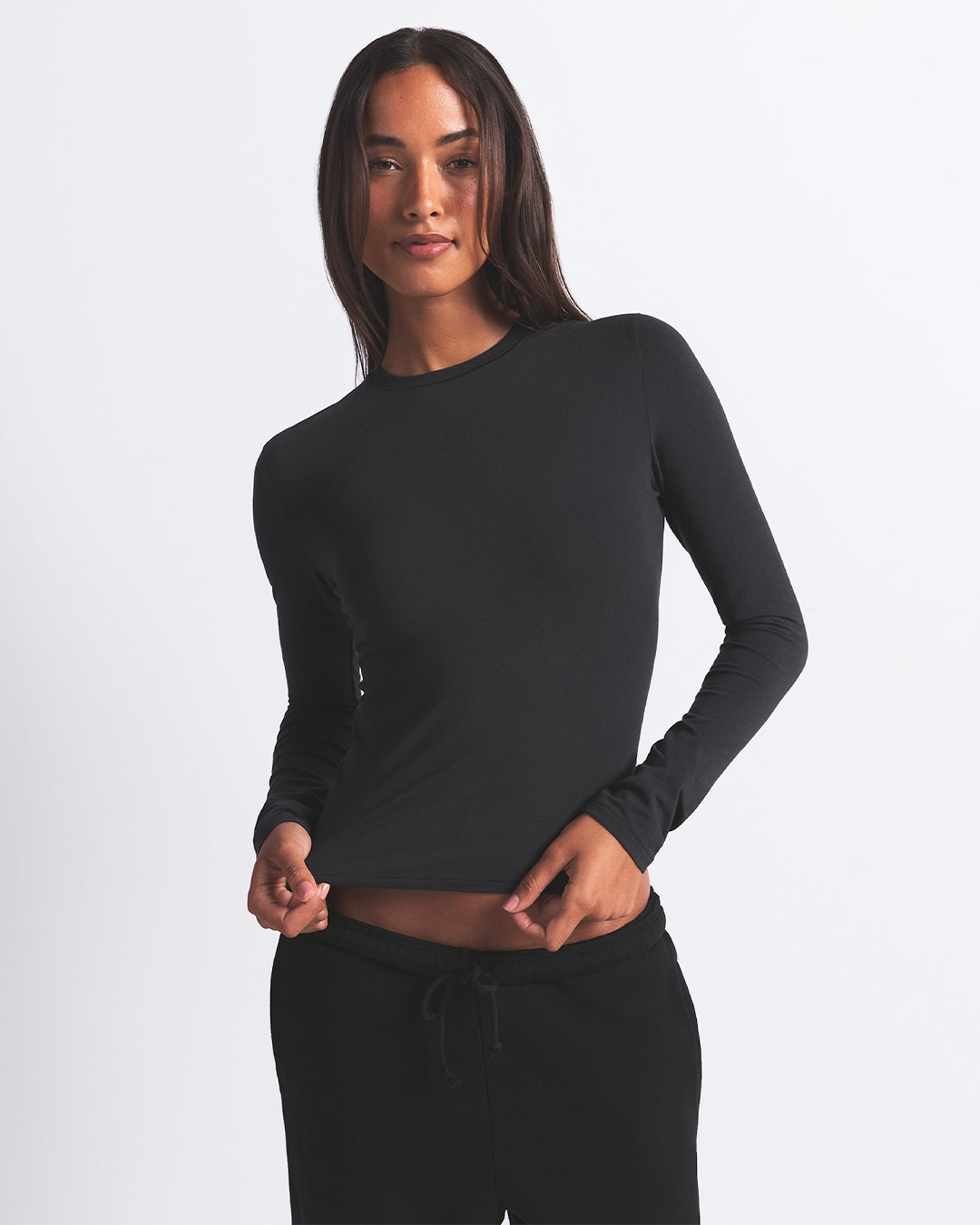 놓치지 마세요🖤닝닝 블랙롱티
심플해서 더 세련된, 스킴스로 완성한 미니멀 시크 무드✈️
닝닝이 선보인 공항 패션 중심에는 심플하면서도 라인을 살려주는 스킴스 블랙 롱슬리브 티셔츠가 있습니다. 군더더기 없는 디자인에 바디 실루엣을 따라 흐르는 핏은 시크한 무드를 극대화하는데요. 부드럽고 신축성 있는 소재 덕분에 자연스럽게 몸을 감싸며 깔끔한 실루엣을 연출합니다.
이 아이템은 블랙뿐 아니라 다양한 컬러로 만나볼 수 있는데요. 계절과 스타일에 따라 선택의 폭이 넓어, 어떤 룩에도 자연스럽게 녹아드는 것이 특징입니다. 이미지6