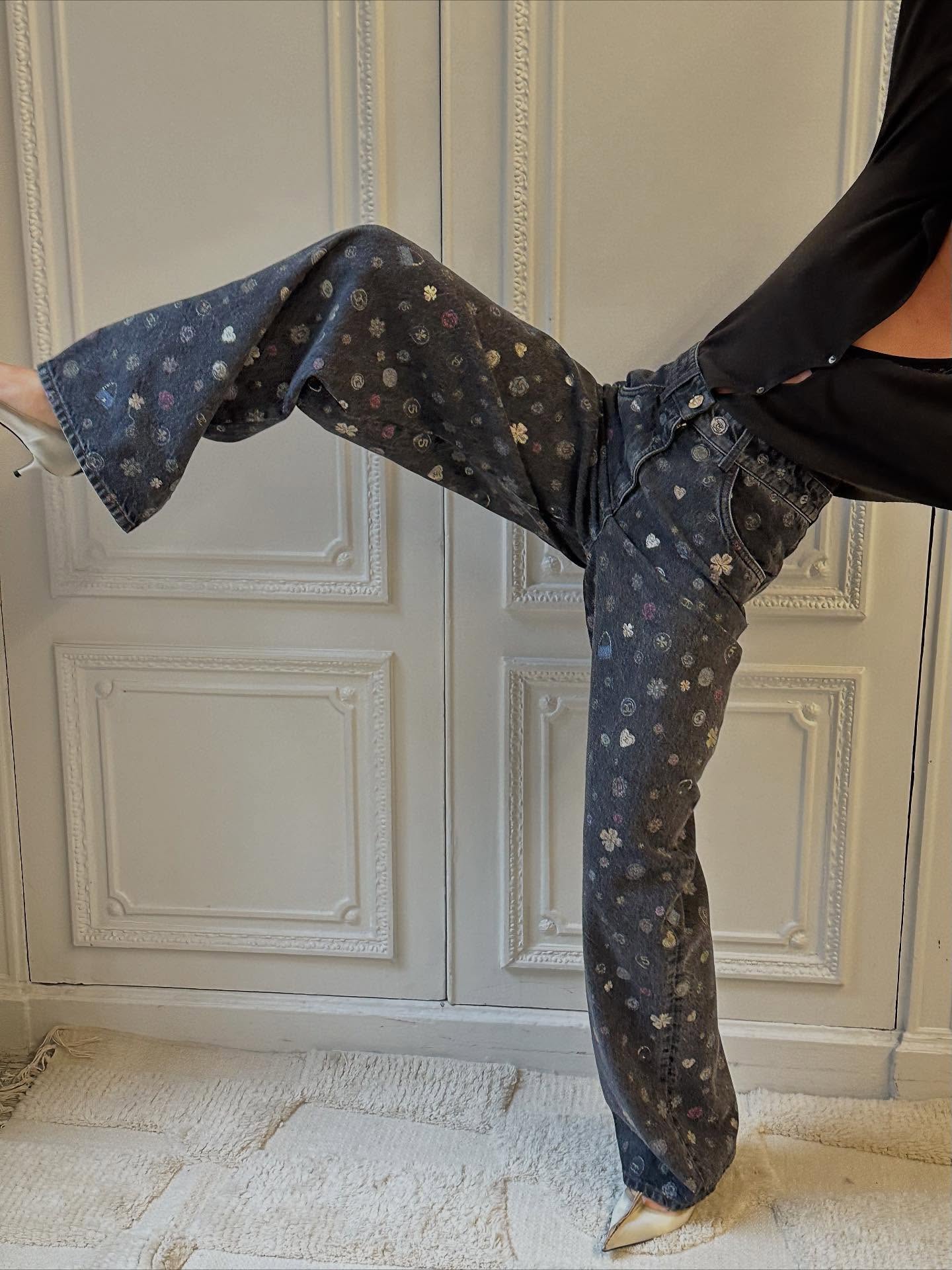 데님도 샤넬이면 이렇게 달라져✨
샤넬의 시그니처가 모두 담긴 데님🐈‍⬛👀계속 눈길이 가게 돼...

샤넬의 로고와 아이코닉한 모티프들이 가득한 이 팬츠는 2025/26 FW 프리 컬렉션에서 공개된 라미네이티드 데님 진입니다. 하트, 클로버, 카멜리아, 가방, cc 로고 등 샤넬의 시그니처 요소들이 패턴으로 더해져 브랜드 특유의 세련된 감성이 한층 돋보이죠.

은은한 광택이 감도는 라미네이티드 데님 소재가 클래식한 데님에 현대적인 감각과 럭셔리 무드를 더합니다. 정교한 디테일과 섬세한 마감이 어우러져, 팬츠 하나만으로도 뚜렷한 존재감을 만들어 줍니다. 이미지2