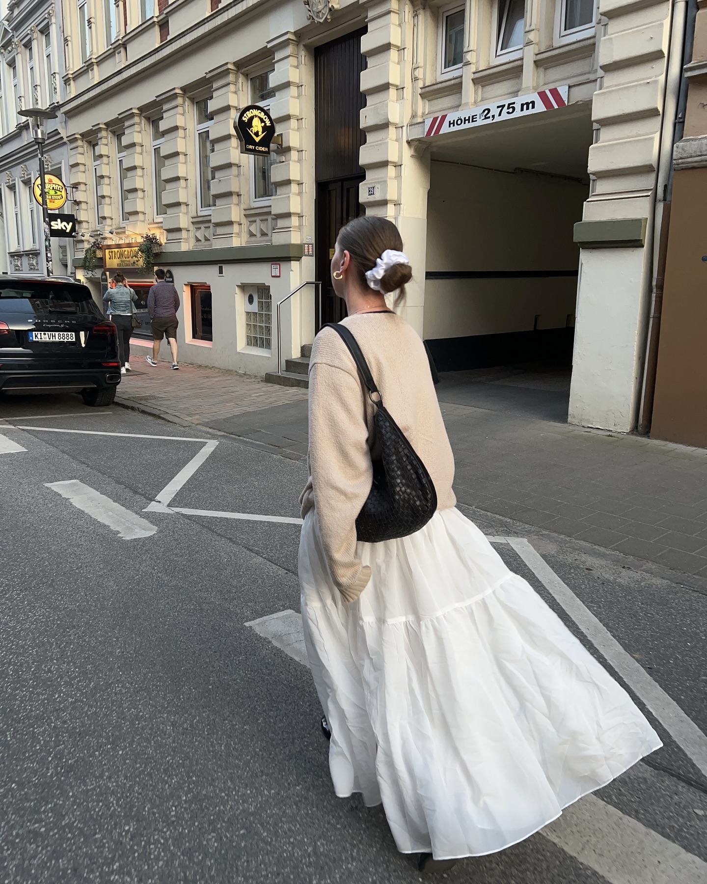 초겨울엔 블랙 대신 화이트 스커트🤍
톤 다운된 옷만 입지 말고, 세련된 화이트 롱스커트로 마무리✨🦢 이미지3