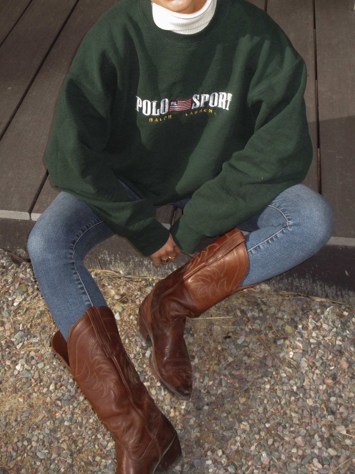 폴로템 안 예쁜 거 본 적 있나요?🐎
데일리 맨투맨 찾고 있다면🔍💚 폴로 맨투맨 눈여겨보자

90년대 무드를 현대적으로 재해석한 폴로 스포츠 맨투맨은 USA와 미국 국기 디테일이 더해져 아메리가 헤리티지가 느껴지며, 루즈핏 실루엣과 부드러운 코튼 플리스 소재를 활용해 편안하면서도 세련된 무드를 연출하죠.

심플한 디자인 덕분에 스타일링 폭도 넓은데요. 데님과 화이트 팬츠와 매치하면 캐주얼한 꾸안꾸 룩을, 레깅스와 매치하면 클래식과 스포티한 무드를 즐길 수 있습니다. 지금 계절에 딱 맞는 이 맨투맨은 가장 손이 가는 데일리 아이템입니다. 이미지3