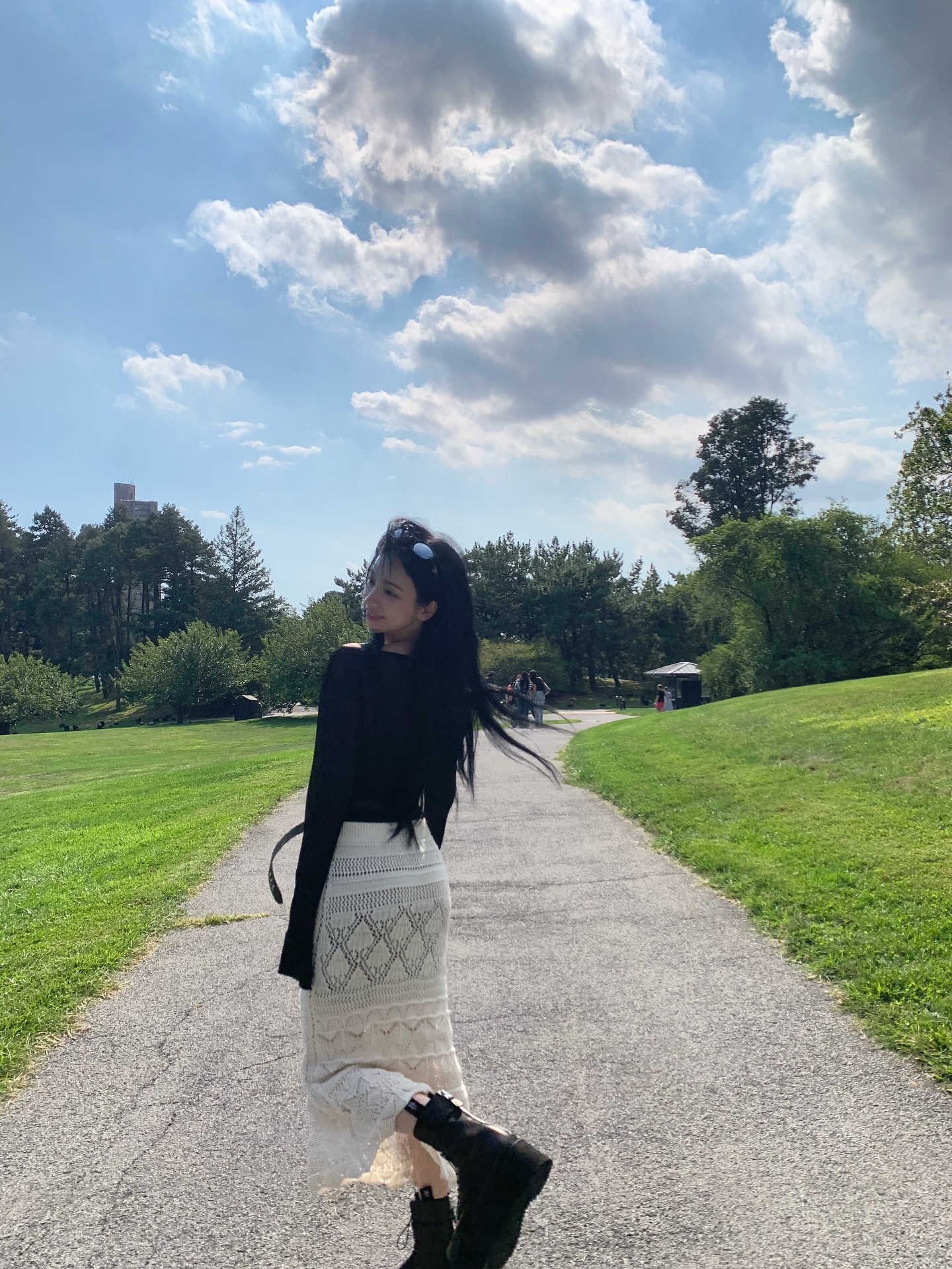 셀럽 가을룩에 빠지지 않는 부츠🤎
부답스럽지 않은 트렌디한 앵클부츠🎶😎이번엔 꼭 하나 장만해
부츠 구매 전 참고하기 좋은 셀럽픽 미디 부츠 2가지 모았어요.
1. 닥터마틴 제이든 HI, 30만 원대
영서가 착용한 부츠는 소가죽 소재로 브랜드 시그니처인 8홀 부츠를 베이스로, 약 5cm 굽의 볼드한 실루엣이 돋보이죠. 짧은 하의와 점퍼 또는 후드집업을 매치하면 다리가 더 길어 보이면서도 엣지 있는 꾸안꾸 무드를 연출할 수 있습니다.
2. R13 더블 스택 레더 레이스업 부츠, 300만 원대
카리나가 신은 부츠는 두꺼운 플랫폼 굽과 레드 스티치가 포인트로 하이탐 디자인입니다. 카리나는 레이스 스커트와 시스루 롱슬리브를 매치해 보헤미안 감성이 느껴지는 고스룩을 완성했습니다. 이미지5