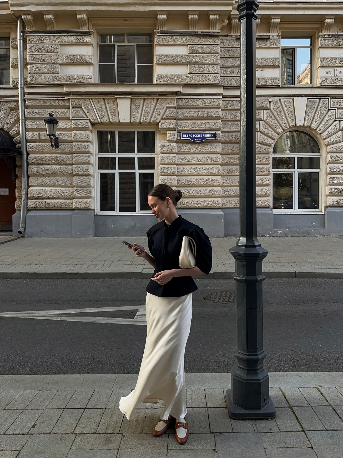 초겨울엔 블랙 대신 화이트 스커트🤍
톤 다운된 옷만 입지 말고, 세련된 화이트 롱스커트로 마무리✨🦢 이미지6