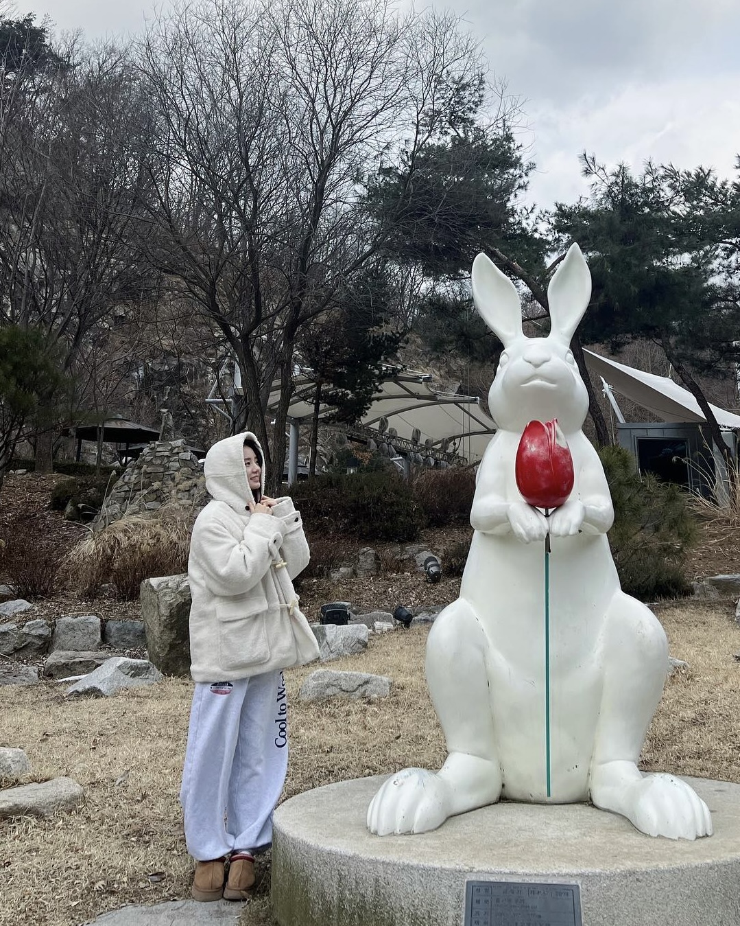추운 날씨엔 데이트룩 뭐 입지?💭
몽글몽글 양털 재킷으로 포근하고 사랑스러운 룩을 완성하자💓🤍 이미지7