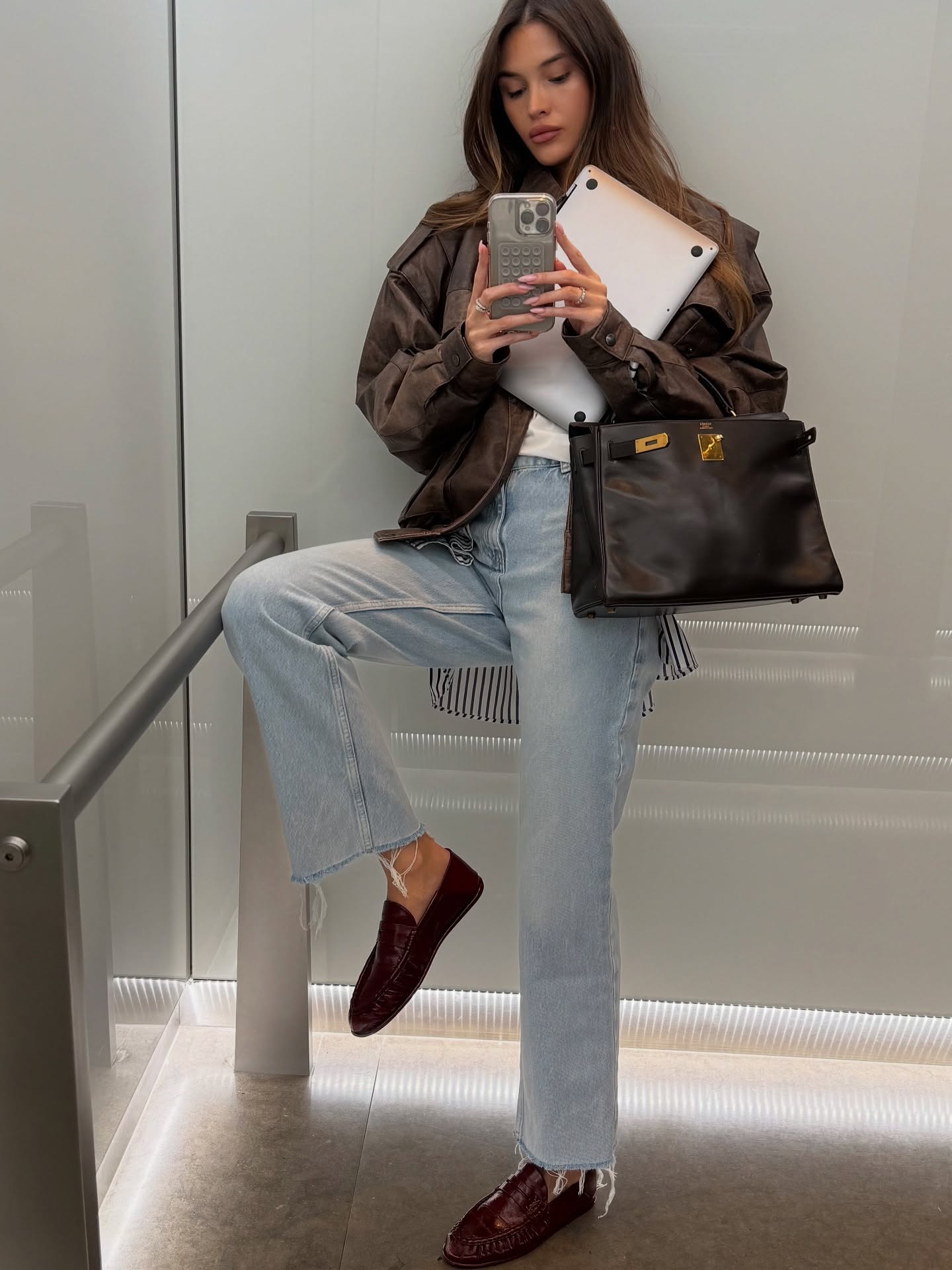 에르메스 백 코디 활용법💖
쌀쌀한 날엔 레더 자켓부터 코트까지, 세련된 데일리룩 완성✨ 이미지1