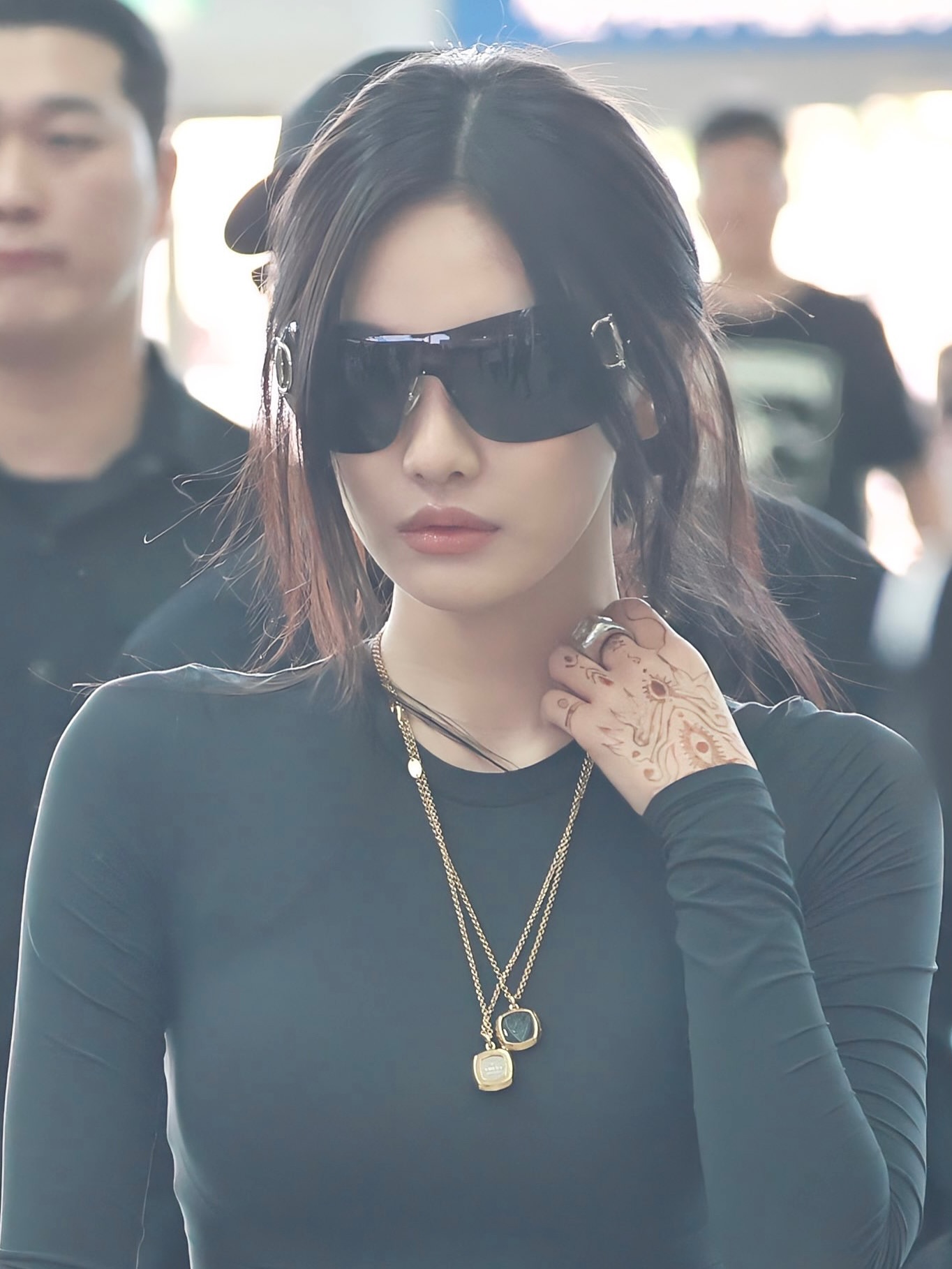 놓치지 마세요🖤닝닝 블랙롱티
심플해서 더 세련된, 스킴스로 완성한 미니멀 시크 무드✈️
닝닝이 선보인 공항 패션 중심에는 심플하면서도 라인을 살려주는 스킴스 블랙 롱슬리브 티셔츠가 있습니다. 군더더기 없는 디자인에 바디 실루엣을 따라 흐르는 핏은 시크한 무드를 극대화하는데요. 부드럽고 신축성 있는 소재 덕분에 자연스럽게 몸을 감싸며 깔끔한 실루엣을 연출합니다.
이 아이템은 블랙뿐 아니라 다양한 컬러로 만나볼 수 있는데요. 계절과 스타일에 따라 선택의 폭이 넓어, 어떤 룩에도 자연스럽게 녹아드는 것이 특징입니다. 이미지3