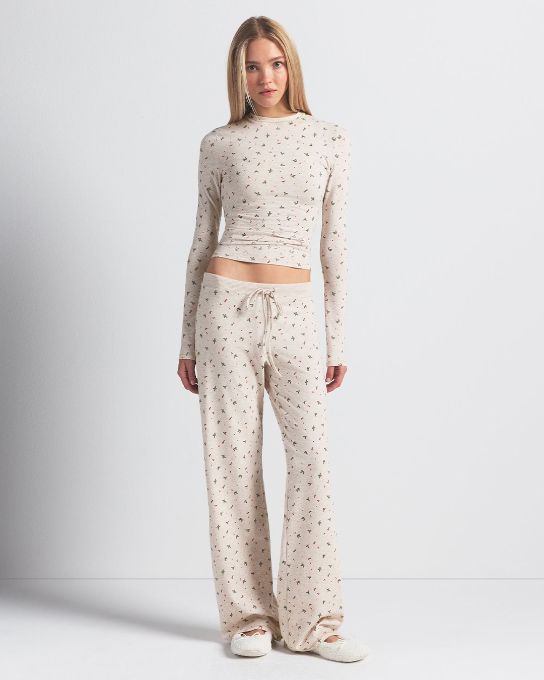 놓치지 마세요🖤닝닝 블랙롱티
심플해서 더 세련된, 스킴스로 완성한 미니멀 시크 무드✈️
닝닝이 선보인 공항 패션 중심에는 심플하면서도 라인을 살려주는 스킴스 블랙 롱슬리브 티셔츠가 있습니다. 군더더기 없는 디자인에 바디 실루엣을 따라 흐르는 핏은 시크한 무드를 극대화하는데요. 부드럽고 신축성 있는 소재 덕분에 자연스럽게 몸을 감싸며 깔끔한 실루엣을 연출합니다.
이 아이템은 블랙뿐 아니라 다양한 컬러로 만나볼 수 있는데요. 계절과 스타일에 따라 선택의 폭이 넓어, 어떤 룩에도 자연스럽게 녹아드는 것이 특징입니다. 이미지7