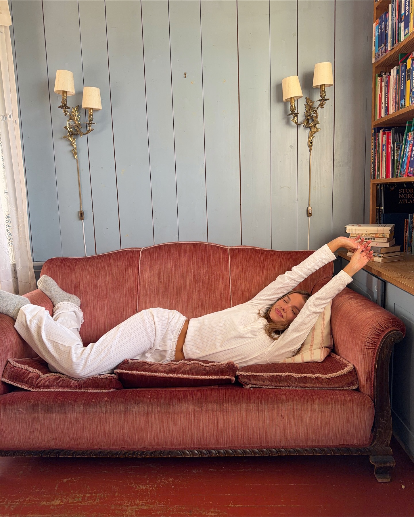 집에서도 편하고 스타일리시해🤍
포인텔 셋업부터 스트라이프까지🛌 홈웨어도 꾸안꾸로🌟
편하게 입기 좋은 홈웨어, 지금 소개해드릴게요.
1. 조세핀 롱슬리브 셋업, 각 8만 원대
포인텔 코튼 소재로 제작된 화이트 셋업입니다. 레이스 트리밍이 더해져 클래식하고 페미닌한 무드를 주며, 원마일웨어로도 활용할 수 있습니다.
2. 조세핀 파자마, 10만 원대
코튼 소재로 제작된 블루 스트라이프 파자마 세트입니다. 클래식 카라와 드로스트링 팬츠로 편안한 착용감을 주는데요. 파스텔톤의 내추럴한 무드로 스타일리시한 홈웨어룩을 연출할 수 있습니다. 이미지2