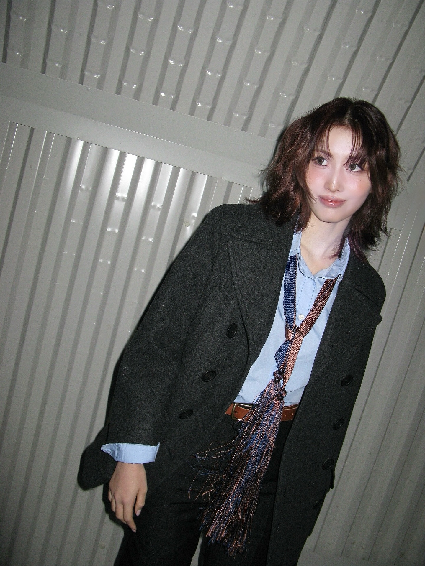 아직 무슨 코트 살지 고민이라고?🕵🏻♀️
지금부터 입어야 되는 코트 딱 정리해 줄게👀🧚🏻참고해 보자
취향에 따라 롱코트와 숏코트 모두 가져왔어요.
1. 프라다 싱글브레스트 셰틀랜드 울 코트, 700만 원대
카리나가 착용한 롱코트는 부드러운 셰틀랜드 울 소재를 활용해 어깨선이 과하지 않게 떨어지고, 허리에는 세트로 구성된 얇은 벨트를 활용해 여성스러운 라인이 돋보이죠. 버건디 컬러의 니트와 힐을 매치하면 우아하면서도 세련된 룩을 완성할 수 있습니다.
2. 오니츠카타이거 더블유 에스 피 코트, 100만 원대
모모가 입은 멜톤 울 원단을 활용한 숏코트는 브랜드 로고가 새겨진 버펄로 더블 버튼과 양쪽 사선 슬랜트 포켓이 특징인 클래식한 디자인이죠. 셔츠와 슬랙스에 타이 포인트까지 들어간다면 고급스럽고 모던한 분위기를 연출할 수 있습니다. 이미지5