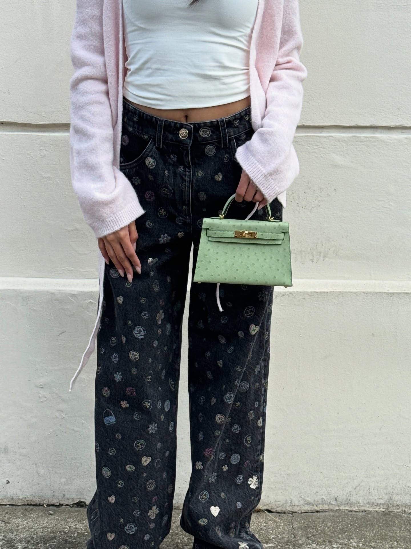 데님도 샤넬이면 이렇게 달라져✨
샤넬의 시그니처가 모두 담긴 데님🐈‍⬛👀계속 눈길이 가게 돼...

샤넬의 로고와 아이코닉한 모티프들이 가득한 이 팬츠는 2025/26 FW 프리 컬렉션에서 공개된 라미네이티드 데님 진입니다. 하트, 클로버, 카멜리아, 가방, cc 로고 등 샤넬의 시그니처 요소들이 패턴으로 더해져 브랜드 특유의 세련된 감성이 한층 돋보이죠.

은은한 광택이 감도는 라미네이티드 데님 소재가 클래식한 데님에 현대적인 감각과 럭셔리 무드를 더합니다. 정교한 디테일과 섬세한 마감이 어우러져, 팬츠 하나만으로도 뚜렷한 존재감을 만들어 줍니다. 이미지7