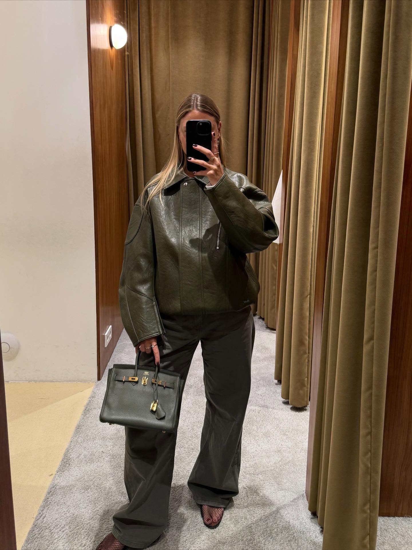 에르메스 백 코디 활용법💖
쌀쌀한 날엔 레더 자켓부터 코트까지, 세련된 데일리룩 완성✨ 이미지2