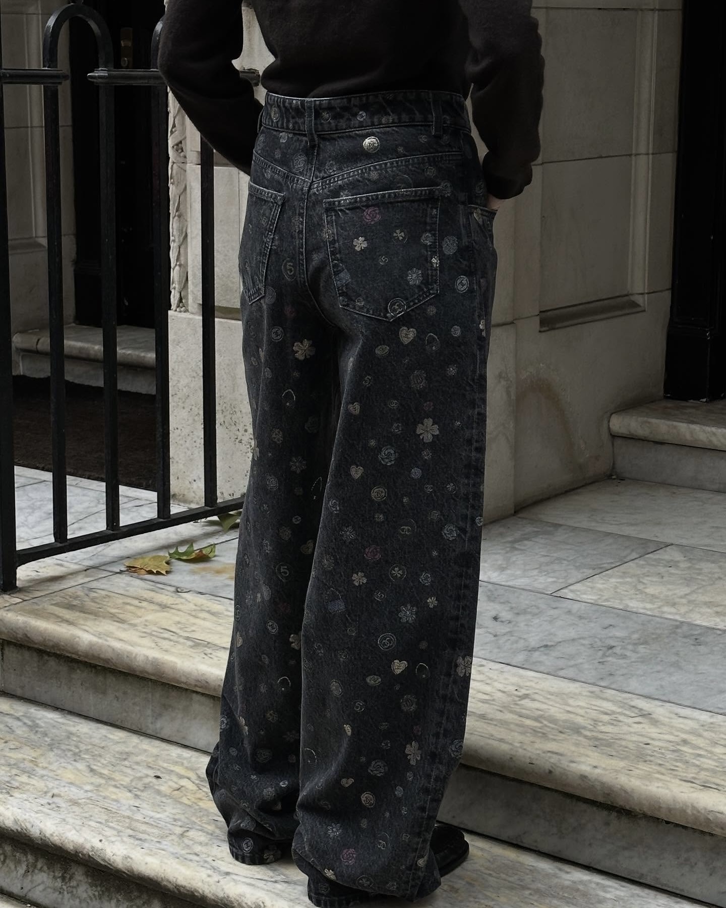 데님도 샤넬이면 이렇게 달라져✨
샤넬의 시그니처가 모두 담긴 데님🐈‍⬛👀계속 눈길이 가게 돼...

샤넬의 로고와 아이코닉한 모티프들이 가득한 이 팬츠는 2025/26 FW 프리 컬렉션에서 공개된 라미네이티드 데님 진입니다. 하트, 클로버, 카멜리아, 가방, cc 로고 등 샤넬의 시그니처 요소들이 패턴으로 더해져 브랜드 특유의 세련된 감성이 한층 돋보이죠.

은은한 광택이 감도는 라미네이티드 데님 소재가 클래식한 데님에 현대적인 감각과 럭셔리 무드를 더합니다. 정교한 디테일과 섬세한 마감이 어우러져, 팬츠 하나만으로도 뚜렷한 존재감을 만들어 줍니다. 이미지6