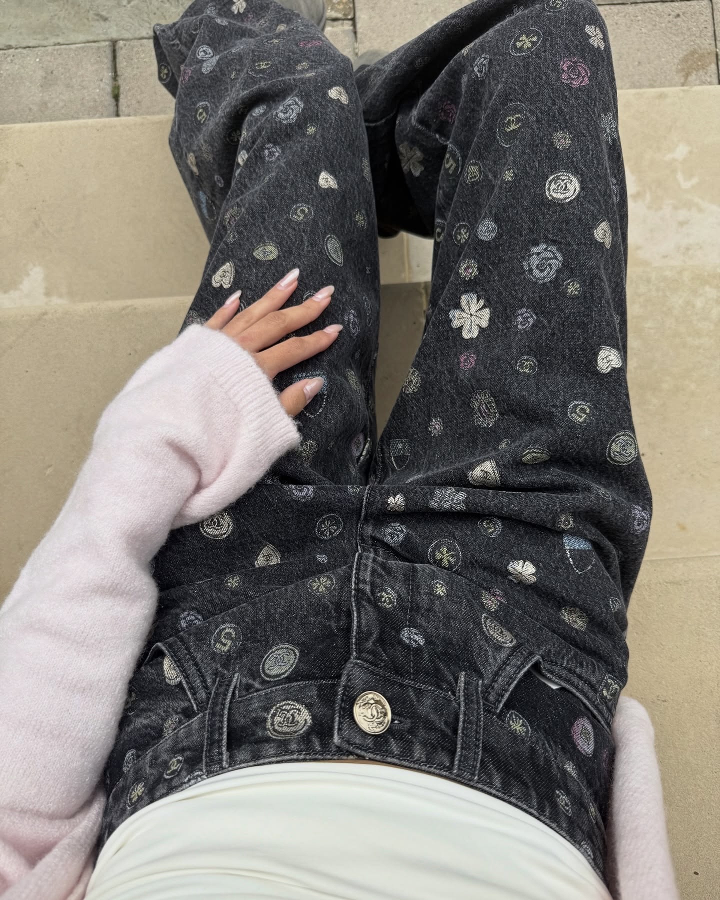 데님도 샤넬이면 이렇게 달라져✨
샤넬의 시그니처가 모두 담긴 데님🐈‍⬛👀계속 눈길이 가게 돼...

샤넬의 로고와 아이코닉한 모티프들이 가득한 이 팬츠는 2025/26 FW 프리 컬렉션에서 공개된 라미네이티드 데님 진입니다. 하트, 클로버, 카멜리아, 가방, cc 로고 등 샤넬의 시그니처 요소들이 패턴으로 더해져 브랜드 특유의 세련된 감성이 한층 돋보이죠.

은은한 광택이 감도는 라미네이티드 데님 소재가 클래식한 데님에 현대적인 감각과 럭셔리 무드를 더합니다. 정교한 디테일과 섬세한 마감이 어우러져, 팬츠 하나만으로도 뚜렷한 존재감을 만들어 줍니다. 이미지1