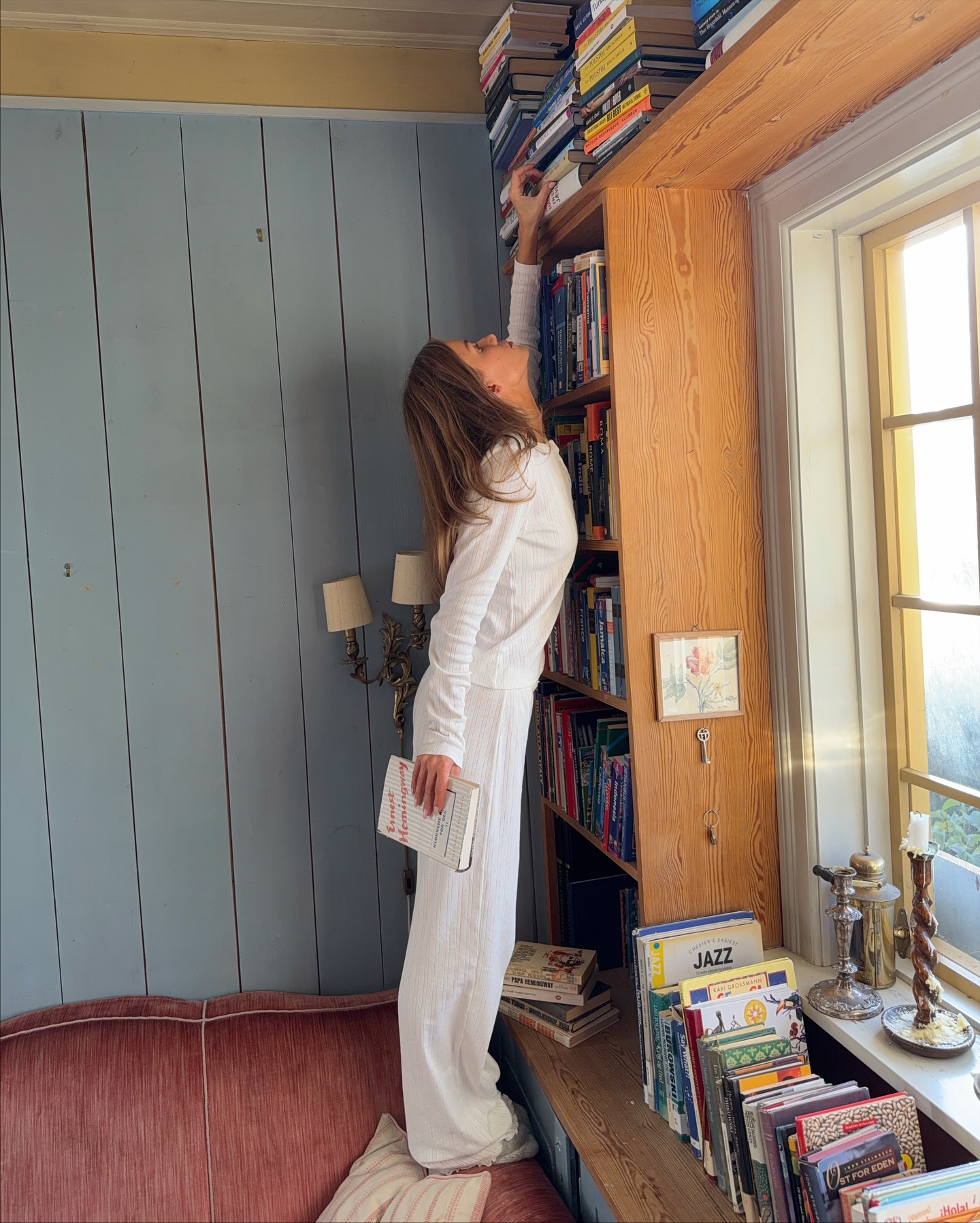 집에서도 편하고 스타일리시해🤍
포인텔 셋업부터 스트라이프까지🛌 홈웨어도 꾸안꾸로🌟
편하게 입기 좋은 홈웨어, 지금 소개해드릴게요.
1. 조세핀 롱슬리브 셋업, 각 8만 원대
포인텔 코튼 소재로 제작된 화이트 셋업입니다. 레이스 트리밍이 더해져 클래식하고 페미닌한 무드를 주며, 원마일웨어로도 활용할 수 있습니다.
2. 조세핀 파자마, 10만 원대
코튼 소재로 제작된 블루 스트라이프 파자마 세트입니다. 클래식 카라와 드로스트링 팬츠로 편안한 착용감을 주는데요. 파스텔톤의 내추럴한 무드로 스타일리시한 홈웨어룩을 연출할 수 있습니다. 이미지5