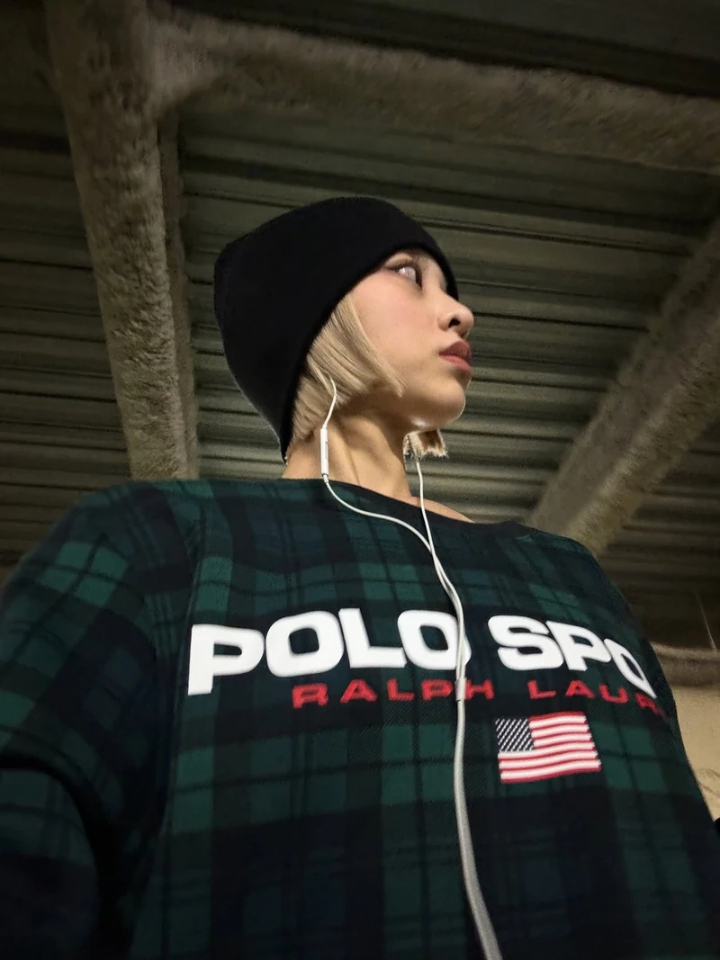 폴로템 안 예쁜 거 본 적 있나요?🐎
데일리 맨투맨 찾고 있다면🔍💚 폴로 맨투맨 눈여겨보자
90년대 무드를 현대적으로 재해석한 폴로 스포츠 맨투맨은 USA와 미국 국기 디테일이 더해져 아메리가 헤리티지가 느껴지며, 루즈핏 실루엣과 부드러운 코튼 플리스 소재를 활용해 편안하면서도 세련된 무드를 연출하죠.
심플한 디자인 덕분에 스타일링 폭도 넓은데요. 데님과 화이트 팬츠와 매치하면 캐주얼한 꾸안꾸 룩을, 레깅스와 매치하면 클래식과 스포티한 무드를 즐길 수 있습니다. 지금 계절에 딱 맞는 이 맨투맨은 가장 손이 가는 데일리 아이템입니다. 이미지1