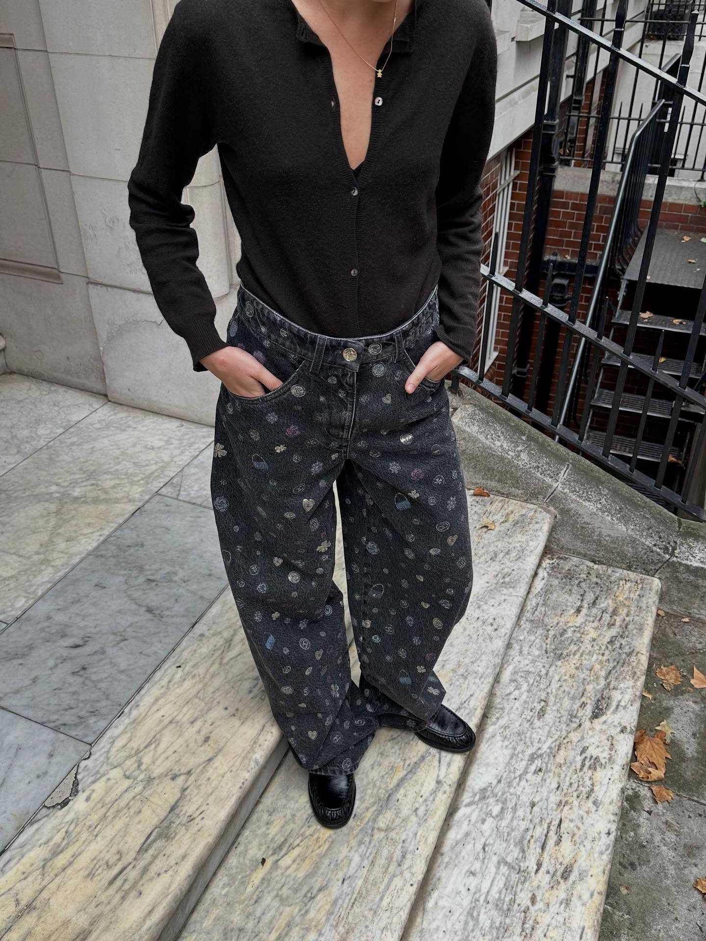 데님도 샤넬이면 이렇게 달라져✨
샤넬의 시그니처가 모두 담긴 데님🐈‍⬛👀계속 눈길이 가게 돼...

샤넬의 로고와 아이코닉한 모티프들이 가득한 이 팬츠는 2025/26 FW 프리 컬렉션에서 공개된 라미네이티드 데님 진입니다. 하트, 클로버, 카멜리아, 가방, cc 로고 등 샤넬의 시그니처 요소들이 패턴으로 더해져 브랜드 특유의 세련된 감성이 한층 돋보이죠.

은은한 광택이 감도는 라미네이티드 데님 소재가 클래식한 데님에 현대적인 감각과 럭셔리 무드를 더합니다. 정교한 디테일과 섬세한 마감이 어우러져, 팬츠 하나만으로도 뚜렷한 존재감을 만들어 줍니다. 이미지5