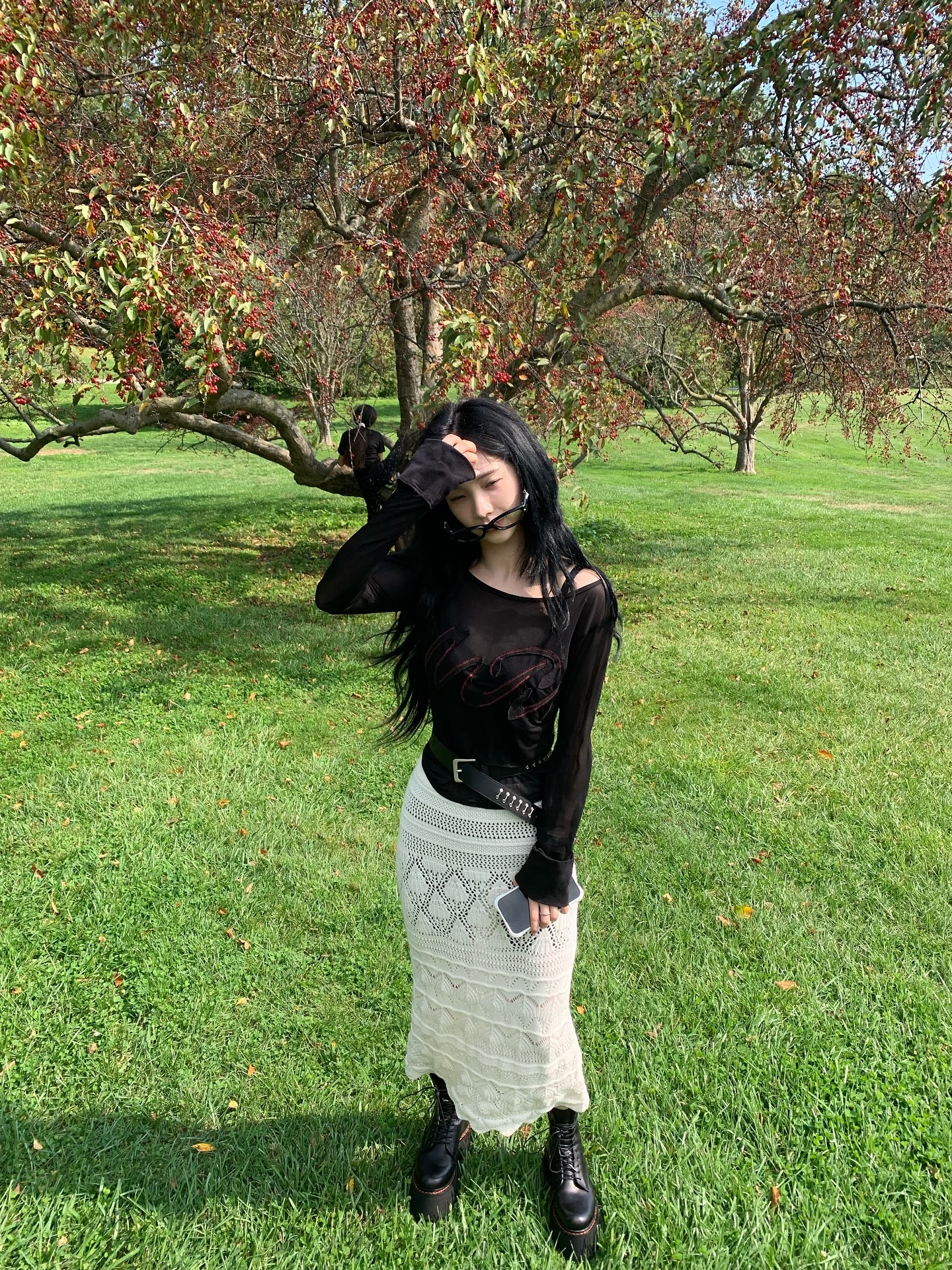 셀럽 가을룩에 빠지지 않는 부츠🤎
부답스럽지 않은 트렌디한 앵클부츠🎶😎이번엔 꼭 하나 장만해
부츠 구매 전 참고하기 좋은 셀럽픽 미디 부츠 2가지 모았어요.
1. 닥터마틴 제이든 HI, 30만 원대
영서가 착용한 부츠는 소가죽 소재로 브랜드 시그니처인 8홀 부츠를 베이스로, 약 5cm 굽의 볼드한 실루엣이 돋보이죠. 짧은 하의와 점퍼 또는 후드집업을 매치하면 다리가 더 길어 보이면서도 엣지 있는 꾸안꾸 무드를 연출할 수 있습니다.
2. R13 더블 스택 레더 레이스업 부츠, 300만 원대
카리나가 신은 부츠는 두꺼운 플랫폼 굽과 레드 스티치가 포인트로 하이탐 디자인입니다. 카리나는 레이스 스커트와 시스루 롱슬리브를 매치해 보헤미안 감성이 느껴지는 고스룩을 완성했습니다. 이미지6