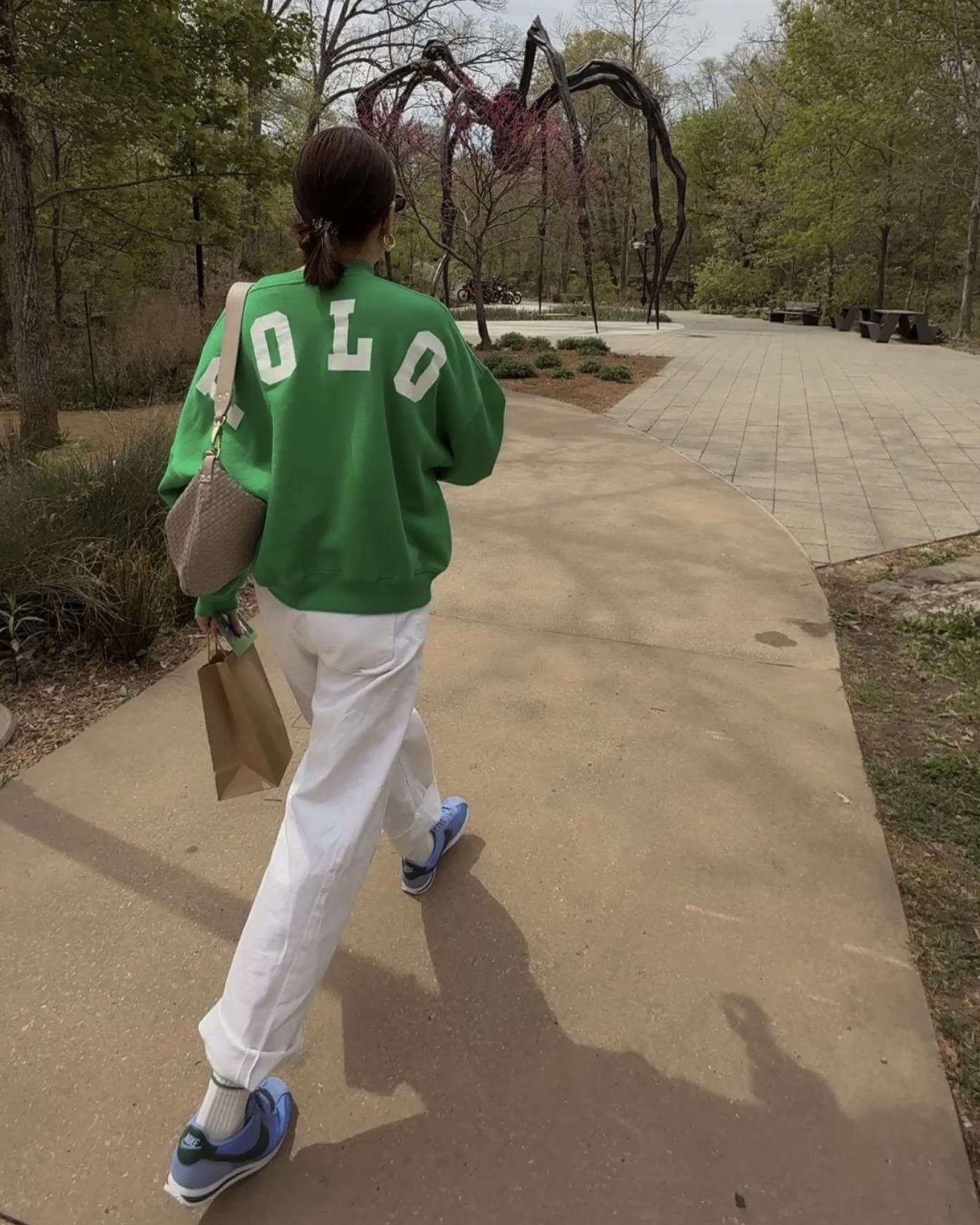 폴로템 안 예쁜 거 본 적 있나요?🐎
데일리 맨투맨 찾고 있다면🔍💚 폴로 맨투맨 눈여겨보자

90년대 무드를 현대적으로 재해석한 폴로 스포츠 맨투맨은 USA와 미국 국기 디테일이 더해져 아메리가 헤리티지가 느껴지며, 루즈핏 실루엣과 부드러운 코튼 플리스 소재를 활용해 편안하면서도 세련된 무드를 연출하죠.

심플한 디자인 덕분에 스타일링 폭도 넓은데요. 데님과 화이트 팬츠와 매치하면 캐주얼한 꾸안꾸 룩을, 레깅스와 매치하면 클래식과 스포티한 무드를 즐길 수 있습니다. 지금 계절에 딱 맞는 이 맨투맨은 가장 손이 가는 데일리 아이템입니다. 이미지4