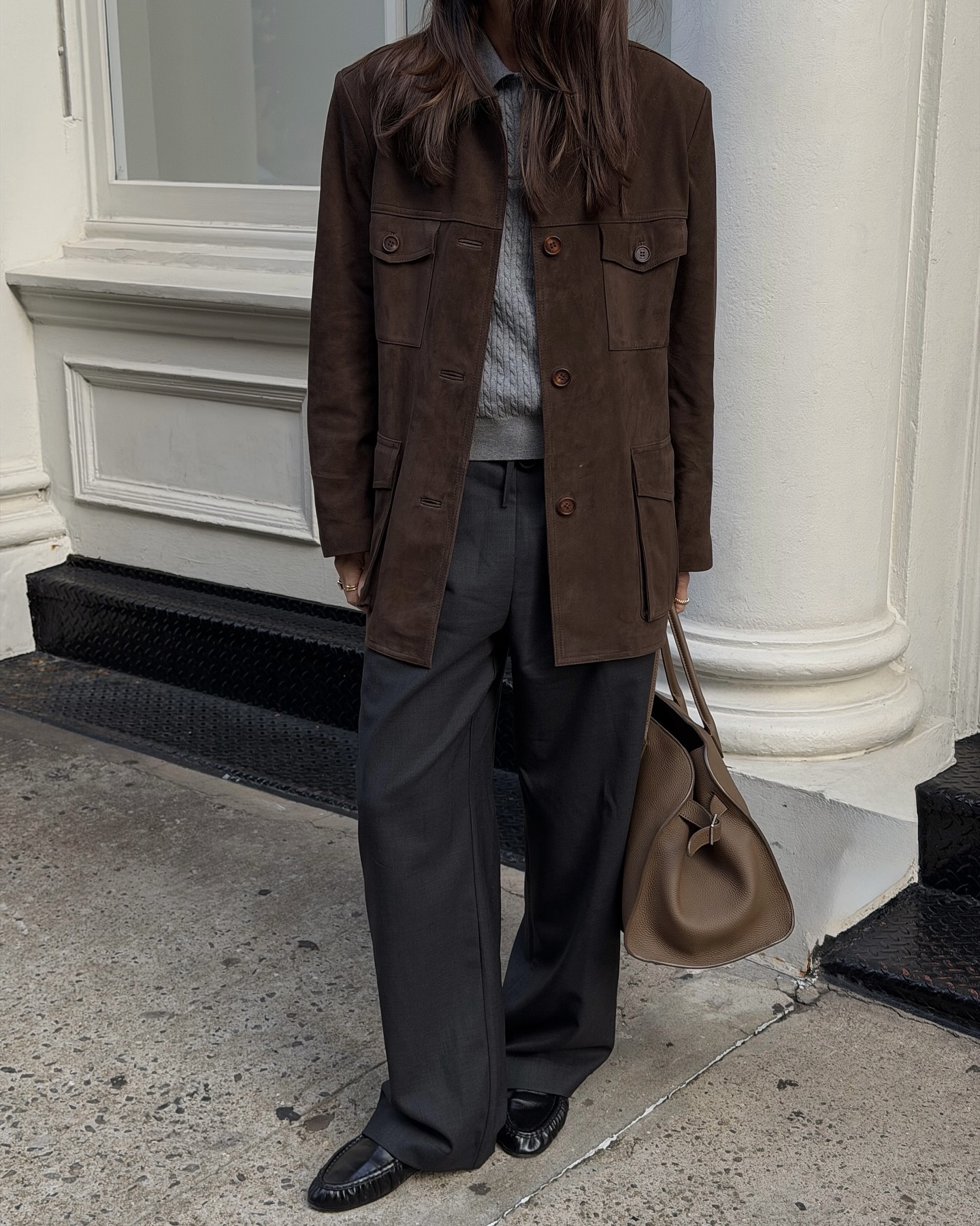 N년간 소장하기 좋은 더 로우 로퍼👞
디테일은 덜고, 세련미는 더한🪄🖤 이제 위시리스트 청산하자
매년 가을이면 생각나는 더 로우 소프트 로퍼는 불필요한 장식 없이 매끈한 실루엣과 나파 가죽의 부드러운 플리츠 디테일이 고급스럽고 세련된 무드를 만들어 주죠.
슬랙스와 재킷에 매치하면 우아한 모던룩을, 데님과 매치하면 자연스러운 꾸안꾸 무드를 연출할 수 있죠. 절제된 디자인 속에서 여유와 세련미가 느껴지는 소프트 로퍼로 미니멀함을 느껴보세요. 이미지1