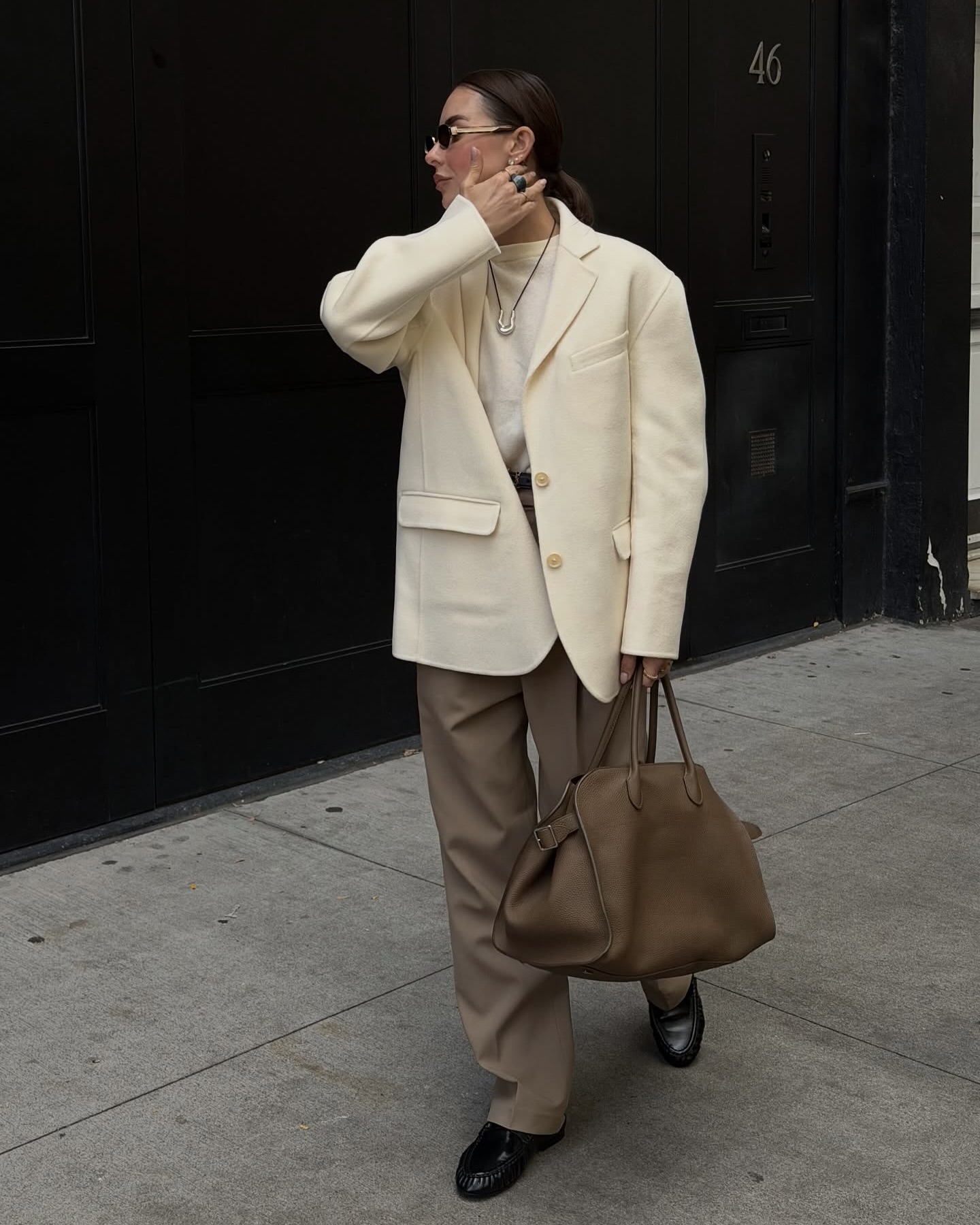 N년간 소장하기 좋은 더 로우 로퍼👞
디테일은 덜고, 세련미는 더한🪄🖤 이제 위시리스트 청산하자
매년 가을이면 생각나는 더 로우 소프트 로퍼는 불필요한 장식 없이 매끈한 실루엣과 나파 가죽의 부드러운 플리츠 디테일이 고급스럽고 세련된 무드를 만들어 주죠.
슬랙스와 재킷에 매치하면 우아한 모던룩을, 데님과 매치하면 자연스러운 꾸안꾸 무드를 연출할 수 있죠. 절제된 디자인 속에서 여유와 세련미가 느껴지는 소프트 로퍼로 미니멀함을 느껴보세요. 이미지7