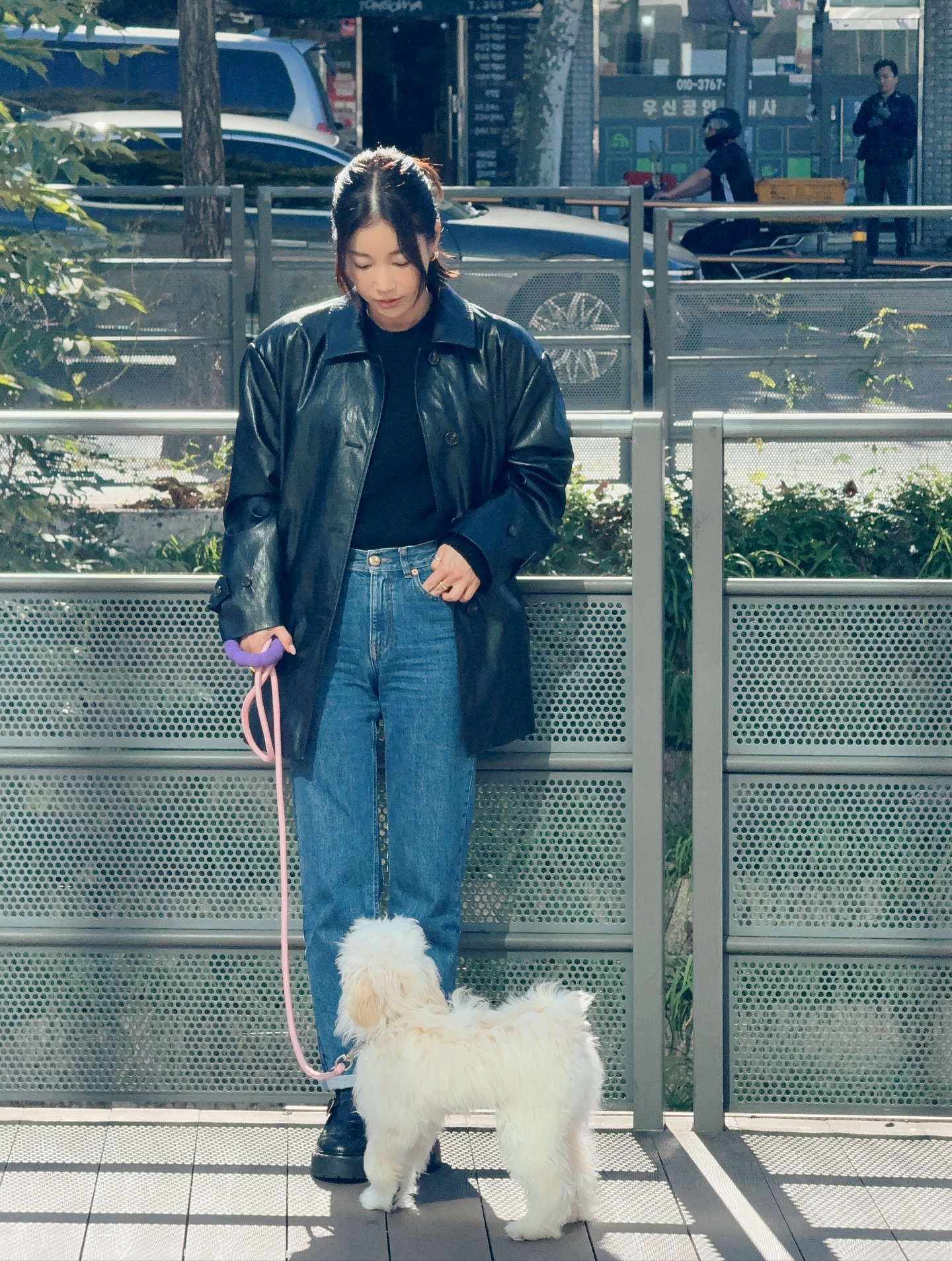 데님과 가죽 재킷? 무드 그 자체야✨
클래식함과 시크함이 만나면👖🖤실패할 리 없는 조합이야 이미지7