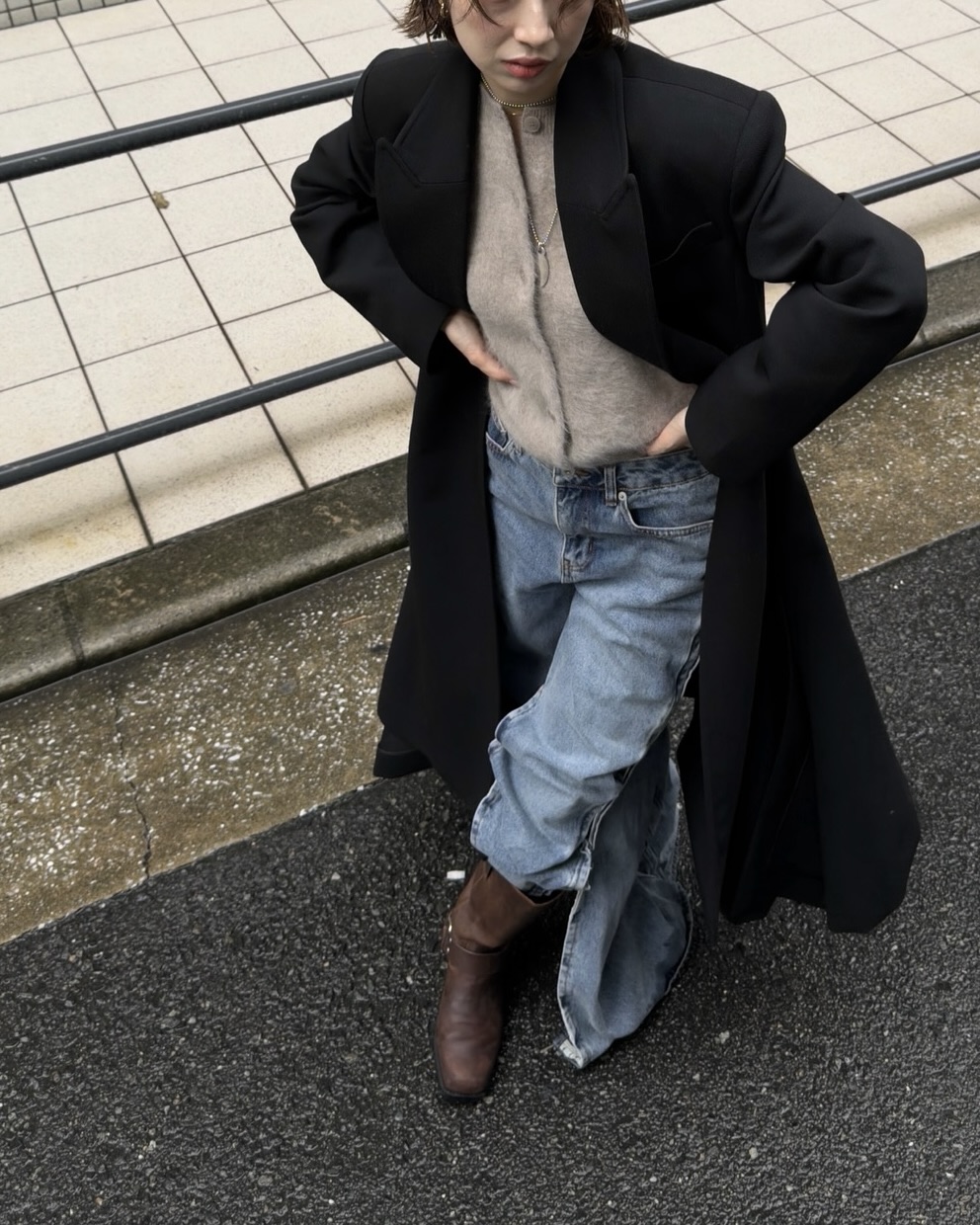 H&M x 글렌 마틴스가 내 손에...💸
일상 아이템과 트렌디하게 매치하는 꿀팁 보고가세요👀🧚🏻

H&M이 글렌 마틴스와의 협업으로 주목받고 있는데요. H&M 아카이브의 베스트셀러 아이템에 글렌 마틴스 특유의 시그니처 디자인 디테일이 더해 현대적으로 재해석한 협업으로, 초현실적인 무드와 커스터마이징이 돋보이는 유니크한 아이템들을 선보였죠.

기본템과 입으면 데일리로 활용할 수 있는데요. 코트와 매치하면 세련된 모던룩을, 패딩과 후드티를 매치하면  캐주얼하면서도 꾸안꾸 무드를 즐길 수 있죠. 1차 발매에 이어 오는 11월 6일 두 번째 드롭을 선보일 예정으로 다시 주목받고 있습니다. 이미지1