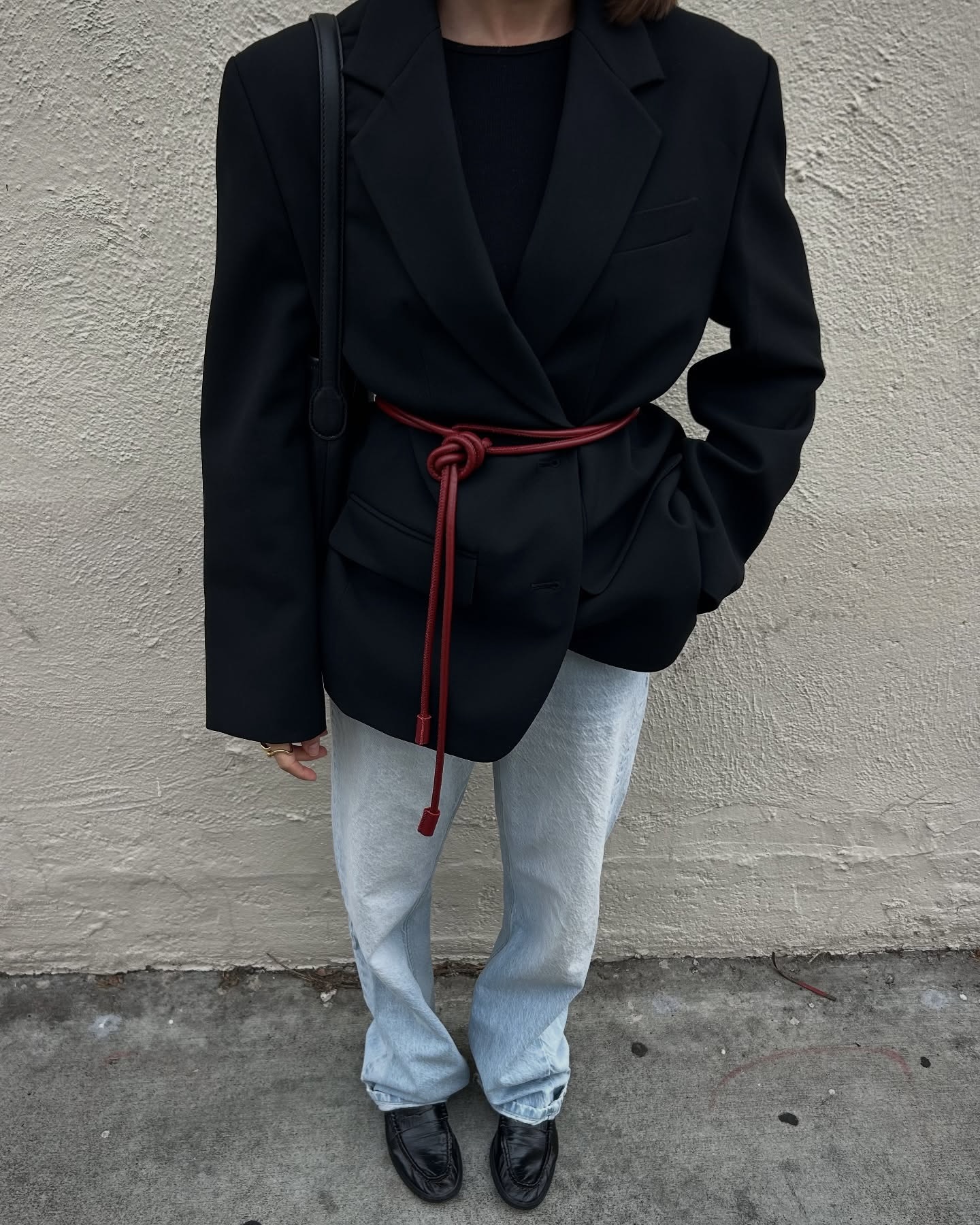 N년간 소장하기 좋은 더 로우 로퍼👞
디테일은 덜고, 세련미는 더한🪄🖤 이제 위시리스트 청산하자
매년 가을이면 생각나는 더 로우 소프트 로퍼는 불필요한 장식 없이 매끈한 실루엣과 나파 가죽의 부드러운 플리츠 디테일이 고급스럽고 세련된 무드를 만들어 주죠.
슬랙스와 재킷에 매치하면 우아한 모던룩을, 데님과 매치하면 자연스러운 꾸안꾸 무드를 연출할 수 있죠. 절제된 디자인 속에서 여유와 세련미가 느껴지는 소프트 로퍼로 미니멀함을 느껴보세요. 이미지2