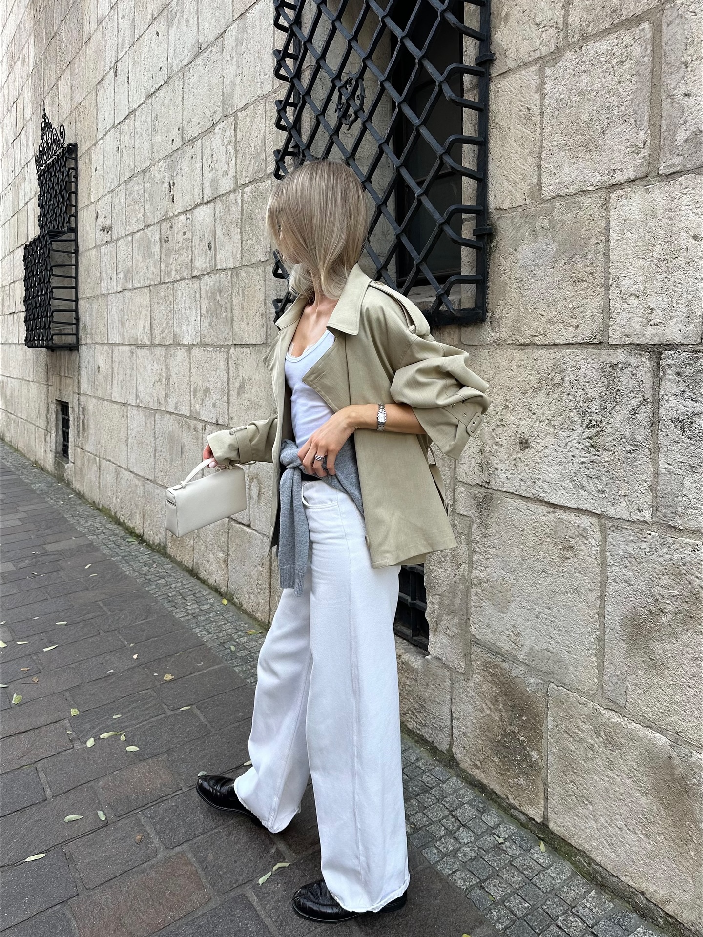 N년간 소장하기 좋은 더 로우 로퍼👞
디테일은 덜고, 세련미는 더한🪄🖤 이제 위시리스트 청산하자
매년 가을이면 생각나는 더 로우 소프트 로퍼는 불필요한 장식 없이 매끈한 실루엣과 나파 가죽의 부드러운 플리츠 디테일이 고급스럽고 세련된 무드를 만들어 주죠.
슬랙스와 재킷에 매치하면 우아한 모던룩을, 데님과 매치하면 자연스러운 꾸안꾸 무드를 연출할 수 있죠. 절제된 디자인 속에서 여유와 세련미가 느껴지는 소프트 로퍼로 미니멀함을 느껴보세요. 이미지4