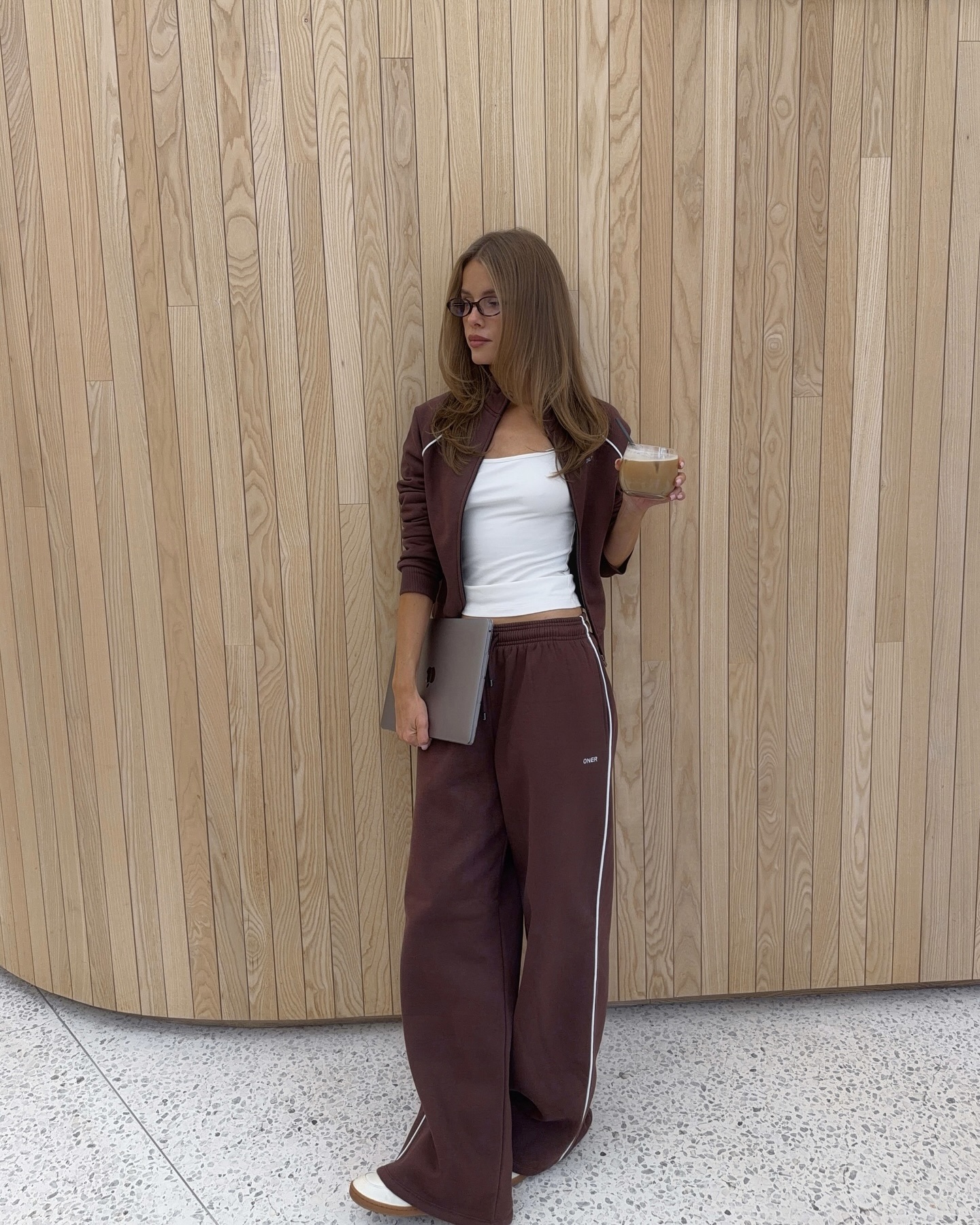 지금이야! 트레이닝의 계절🍂
코디 걱정 없는 트레이닝 셋업으로 꾸안꾸 무드 완성해 봐💫🤎

데일리로 편하게 즐기기 좋은 트레이닝 셋업 2가지를 소개할게요.

1. 알로 아콜레이드 후디, 19만 원대
오버핏의 알로 후드티는 면 혼방 소재로 부드럽고 캥거루 포켓과 리브드 디테일이 더해진 아이템입니다. 조거 팬츠와 셋업으로 매치하면 깔끔한 캐주얼룩을 완성할 수 있습니다.

2. 알로 아콜레이드 스웻팬츠, 17만 원대
외부는 부드럽고 내부는 폭신한 프레치 테리 소재를 활용한 조거 팬츠는 신축성 있는 웨이스트 밴딩 디테일이 들어가 편안한 착용감을 주죠. 후드티와 셋업으로 입으면 꾸안꾸 무드의 데일리룩을 완성할 수 있습니다.

3. 원랙티브 저지 트랙수트 집 쓰루 재킷, 10만 원대
슬림한 핏의 원랙티브 저지 재킷은 면과 폴리에스터 혼방 소재로 하이넥 칼라와 화이트 파이핑이 돋보이죠. 화이트 이너티와 매치하면 따뜻하고 내추럴한 무드를 연출할 수 있습니다.

4. 원랙티브 저지 트랙수트 스트레이트 레그 조거, 9만 원대
와이드 핏의 조거 팬츠는 저지 원단을 활용한 편안한 아이템으로 허리 조절 가능한 드로코드와 화이트 파이핑이 포인트죠. 저지 재킷과 스니커즈를 매치하면 스포티한 캐주얼룩을 완성할 수 있습니다. 이미지6