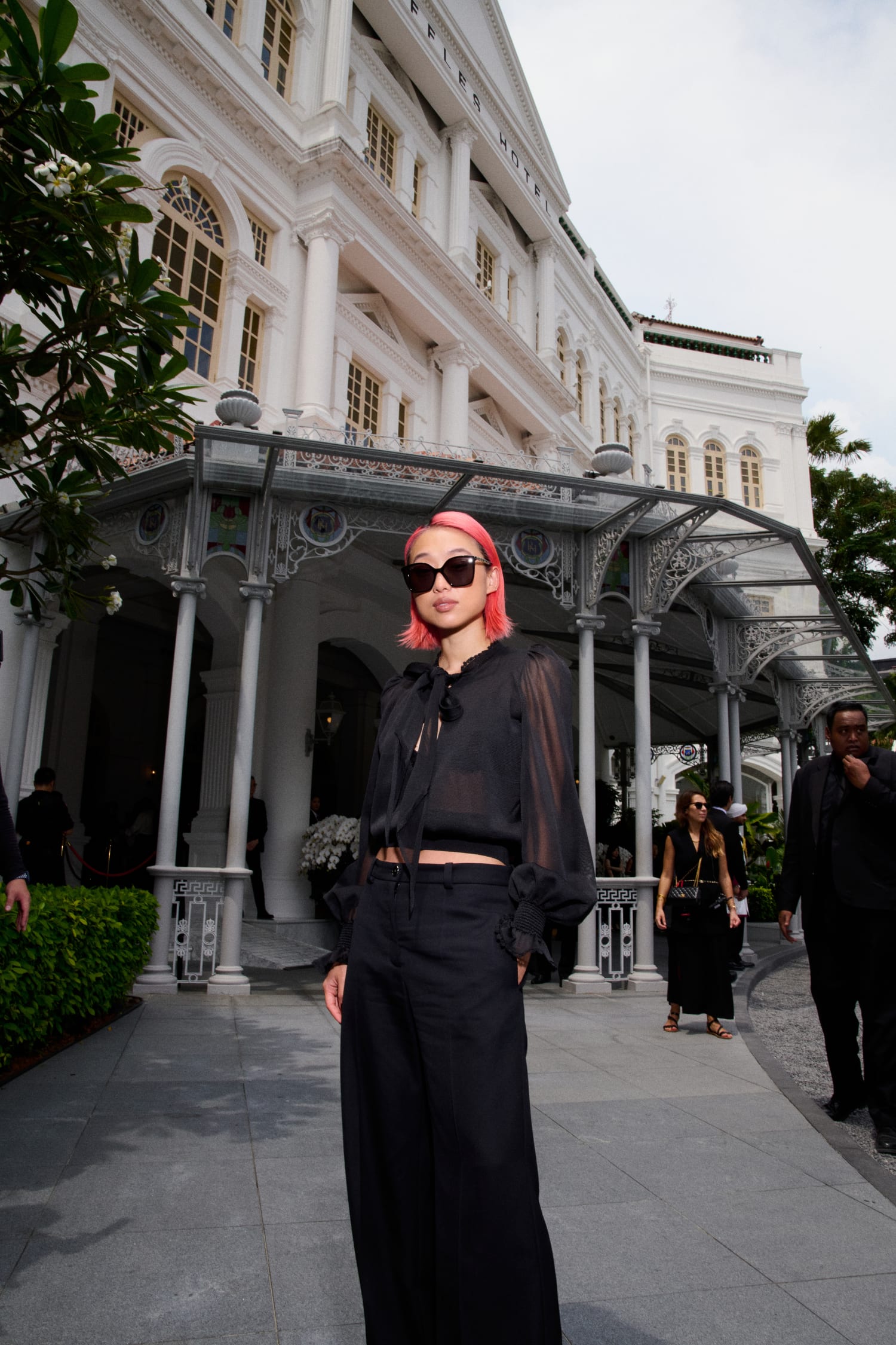 샤넬 크루즈 컬렉션 공개🖤
싱가포르의 밤을 빛낸 셀럽들의 스타일링✨💫
샤넬이 11월 4일 싱가포르의 래플스 호텔에서 2025/26 크루즈 컬렉션 쇼를 선보였습니다. 파리의 감성과 이국적인 도시 분위기가 어우러진 이번 쇼에는 앰배서더 틸다 스윈튼, 레베카 암스트롱, 리우 웬 등 세계적인 셀러브리티들이 참석해 자리를 빛냈습니다.
특히 쇼 이후 진행된 애프터 파티에서는 가수 레이가 무대를 선보이며 현장의 열기를 더했는데요. 셀러브리티들의 스타일링과 현장 분위기, 슬라이드를 넘겨 확인해보세요. 이미지9