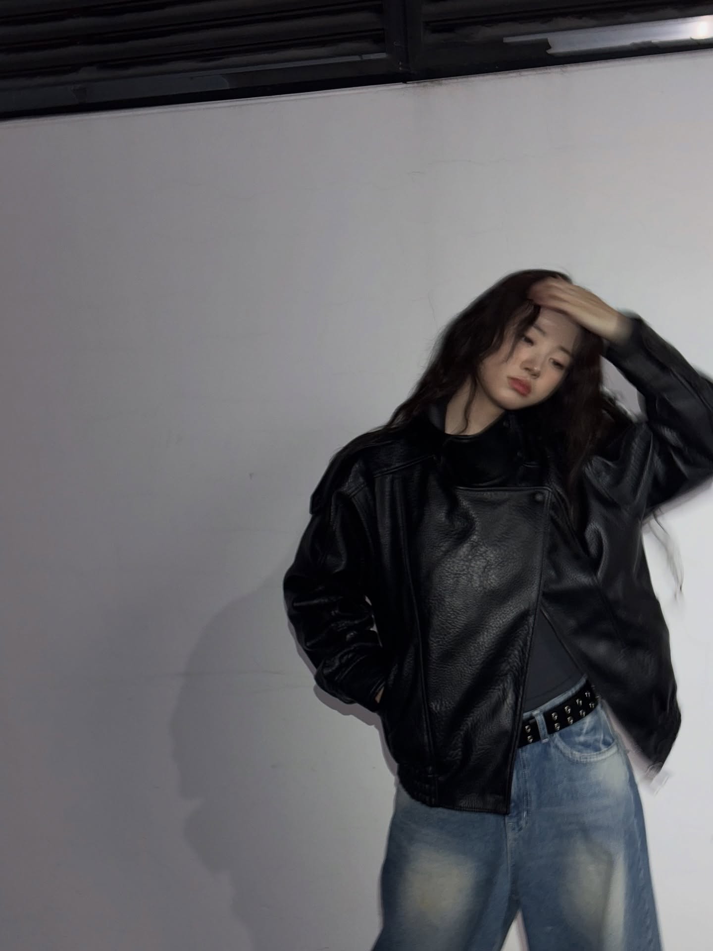 데님과 가죽 재킷? 무드 그 자체야✨
클래식함과 시크함이 만나면👖🖤실패할 리 없는 조합이야 이미지2