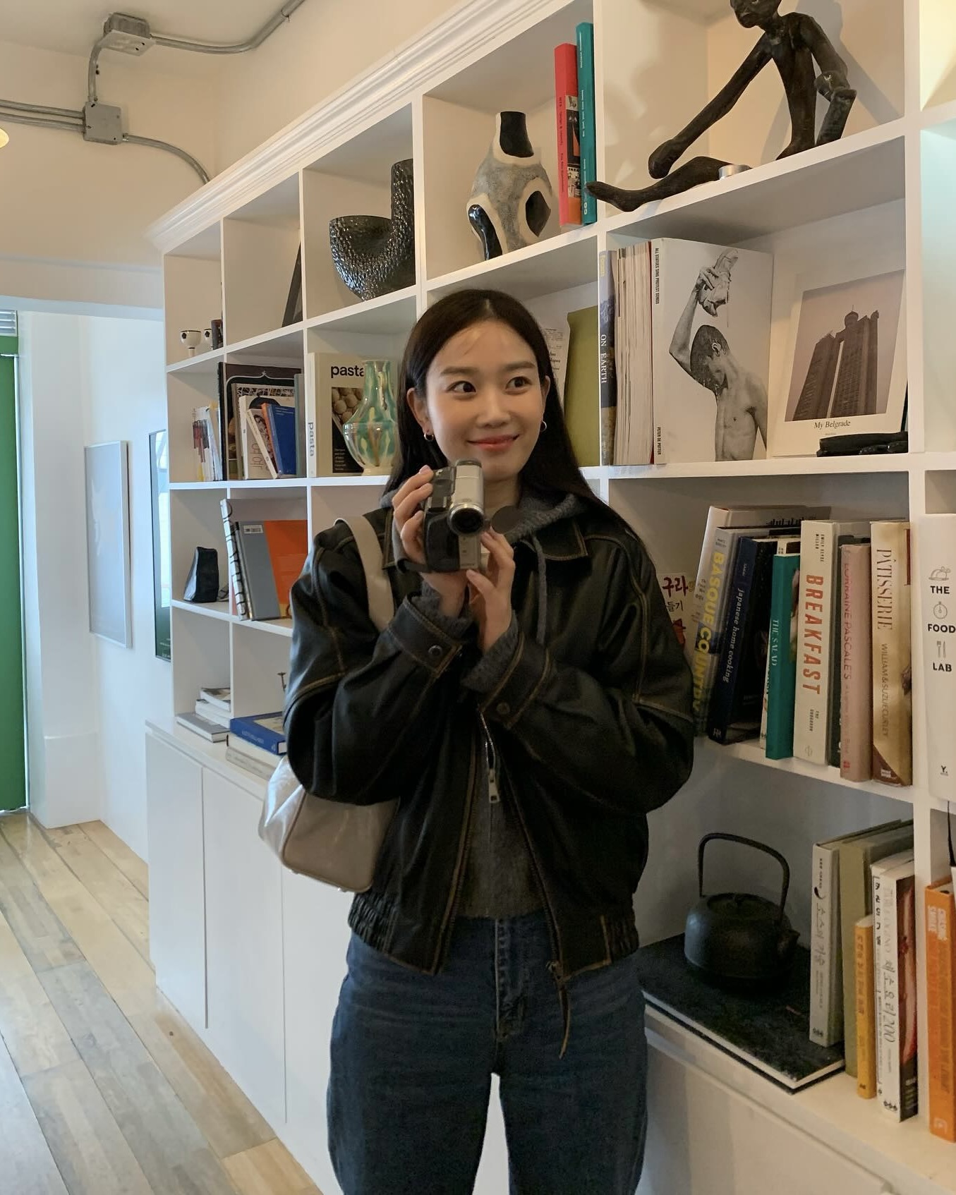 데님과 가죽 재킷? 무드 그 자체야✨
클래식함과 시크함이 만나면👖🖤실패할 리 없는 조합이야 이미지5