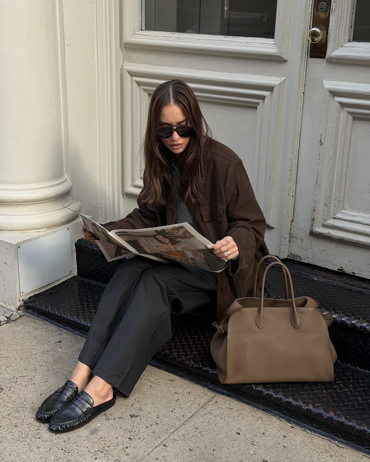 N년간 소장하기 좋은 더 로우 로퍼👞
디테일은 덜고, 세련미는 더한🪄🖤 이제 위시리스트 청산하자
매년 가을이면 생각나는 더 로우 소프트 로퍼는 불필요한 장식 없이 매끈한 실루엣과 나파 가죽의 부드러운 플리츠 디테일이 고급스럽고 세련된 무드를 만들어 주죠.
슬랙스와 재킷에 매치하면 우아한 모던룩을, 데님과 매치하면 자연스러운 꾸안꾸 무드를 연출할 수 있죠. 절제된 디자인 속에서 여유와 세련미가 느껴지는 소프트 로퍼로 미니멀함을 느껴보세요. 이미지3