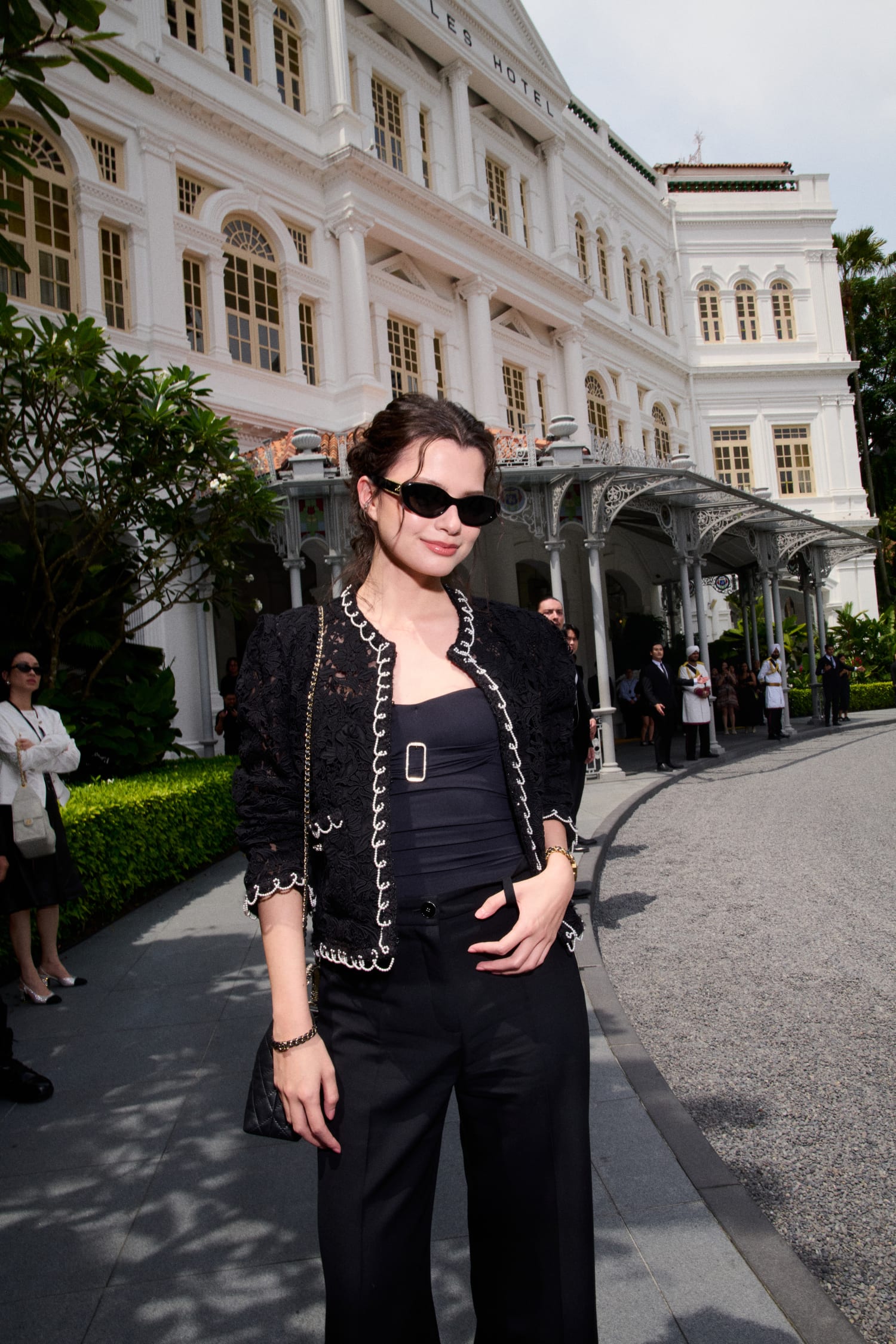 샤넬 크루즈 컬렉션 공개🖤
싱가포르의 밤을 빛낸 셀럽들의 스타일링✨💫
샤넬이 11월 4일 싱가포르의 래플스 호텔에서 2025/26 크루즈 컬렉션 쇼를 선보였습니다. 파리의 감성과 이국적인 도시 분위기가 어우러진 이번 쇼에는 앰배서더 틸다 스윈튼, 레베카 암스트롱, 리우 웬 등 세계적인 셀러브리티들이 참석해 자리를 빛냈습니다.
특히 쇼 이후 진행된 애프터 파티에서는 가수 레이가 무대를 선보이며 현장의 열기를 더했는데요. 셀러브리티들의 스타일링과 현장 분위기, 슬라이드를 넘겨 확인해보세요. 이미지7