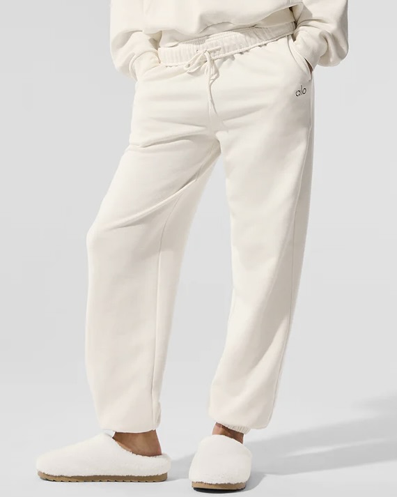 지금이야! 트레이닝의 계절🍂
코디 걱정 없는 트레이닝 셋업으로 꾸안꾸 무드 완성해 봐💫🤎

데일리로 편하게 즐기기 좋은 트레이닝 셋업 2가지를 소개할게요.

1. 알로 아콜레이드 후디, 19만 원대
오버핏의 알로 후드티는 면 혼방 소재로 부드럽고 캥거루 포켓과 리브드 디테일이 더해진 아이템입니다. 조거 팬츠와 셋업으로 매치하면 깔끔한 캐주얼룩을 완성할 수 있습니다.

2. 알로 아콜레이드 스웻팬츠, 17만 원대
외부는 부드럽고 내부는 폭신한 프레치 테리 소재를 활용한 조거 팬츠는 신축성 있는 웨이스트 밴딩 디테일이 들어가 편안한 착용감을 주죠. 후드티와 셋업으로 입으면 꾸안꾸 무드의 데일리룩을 완성할 수 있습니다.

3. 원랙티브 저지 트랙수트 집 쓰루 재킷, 10만 원대
슬림한 핏의 원랙티브 저지 재킷은 면과 폴리에스터 혼방 소재로 하이넥 칼라와 화이트 파이핑이 돋보이죠. 화이트 이너티와 매치하면 따뜻하고 내추럴한 무드를 연출할 수 있습니다.

4. 원랙티브 저지 트랙수트 스트레이트 레그 조거, 9만 원대
와이드 핏의 조거 팬츠는 저지 원단을 활용한 편안한 아이템으로 허리 조절 가능한 드로코드와 화이트 파이핑이 포인트죠. 저지 재킷과 스니커즈를 매치하면 스포티한 캐주얼룩을 완성할 수 있습니다. 이미지5