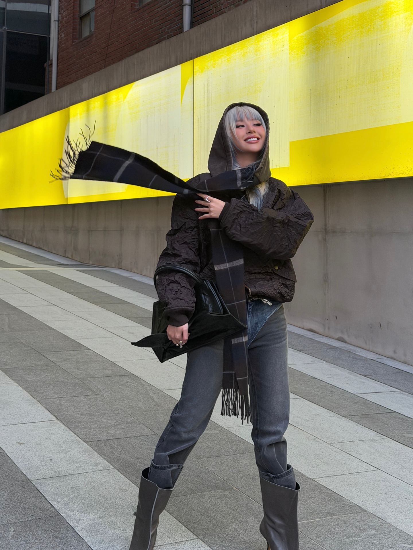 H&M x 글렌 마틴스가 내 손에...💸
일상 아이템과 트렌디하게 매치하는 꿀팁 보고가세요👀🧚🏻

H&M이 글렌 마틴스와의 협업으로 주목받고 있는데요. H&M 아카이브의 베스트셀러 아이템에 글렌 마틴스 특유의 시그니처 디자인 디테일이 더해 현대적으로 재해석한 협업으로, 초현실적인 무드와 커스터마이징이 돋보이는 유니크한 아이템들을 선보였죠.

기본템과 입으면 데일리로 활용할 수 있는데요. 코트와 매치하면 세련된 모던룩을, 패딩과 후드티를 매치하면  캐주얼하면서도 꾸안꾸 무드를 즐길 수 있죠. 1차 발매에 이어 오는 11월 6일 두 번째 드롭을 선보일 예정으로 다시 주목받고 있습니다. 이미지9