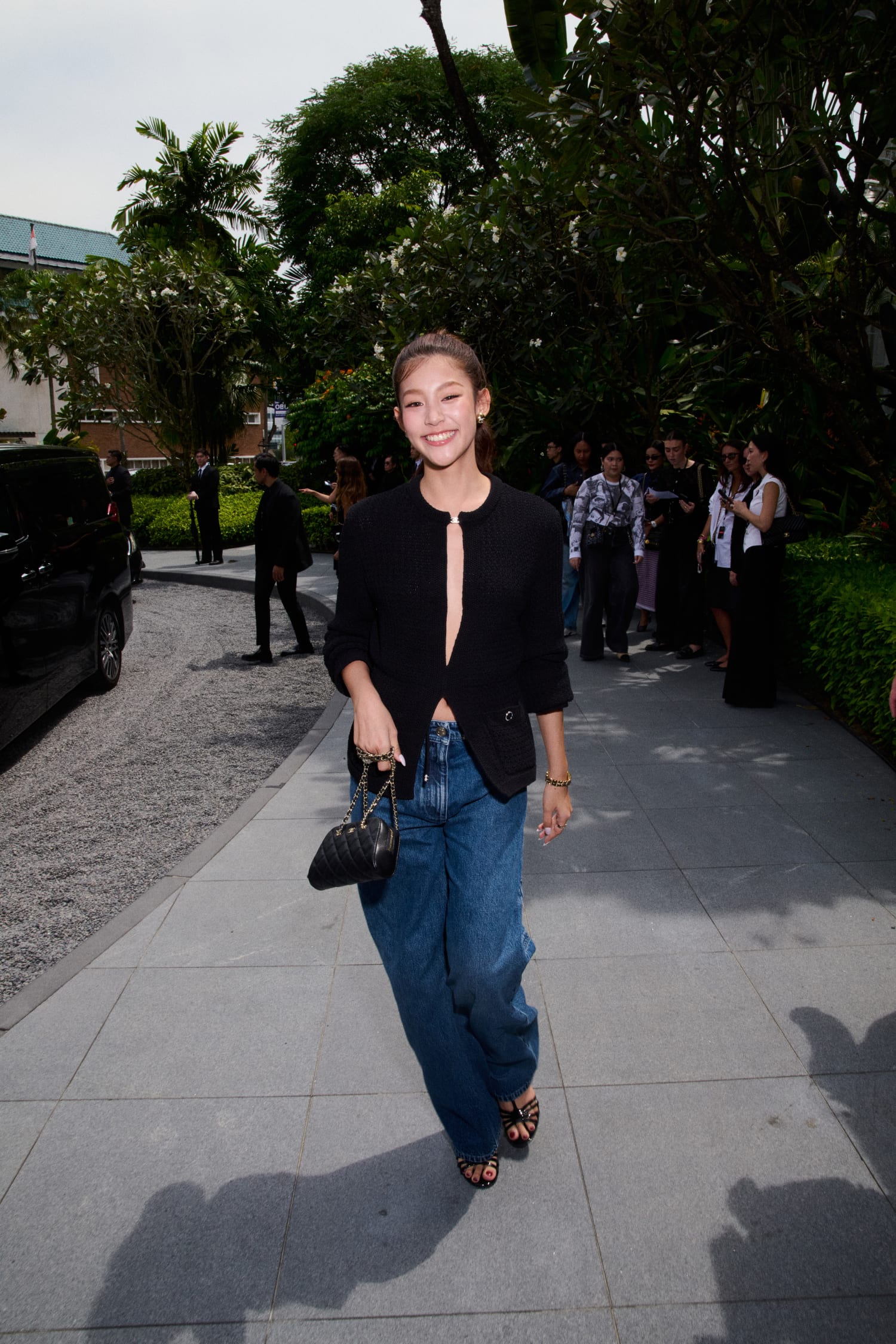 샤넬 크루즈 컬렉션 공개🖤
싱가포르의 밤을 빛낸 셀럽들의 스타일링✨💫
샤넬이 11월 4일 싱가포르의 래플스 호텔에서 2025/26 크루즈 컬렉션 쇼를 선보였습니다. 파리의 감성과 이국적인 도시 분위기가 어우러진 이번 쇼에는 앰배서더 틸다 스윈튼, 레베카 암스트롱, 리우 웬 등 세계적인 셀러브리티들이 참석해 자리를 빛냈습니다.
특히 쇼 이후 진행된 애프터 파티에서는 가수 레이가 무대를 선보이며 현장의 열기를 더했는데요. 셀러브리티들의 스타일링과 현장 분위기, 슬라이드를 넘겨 확인해보세요. 이미지2