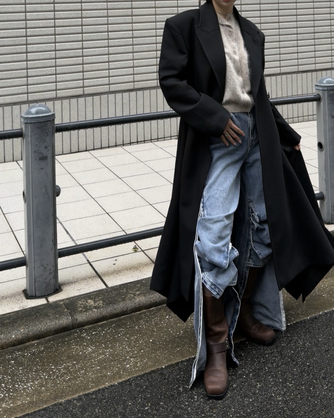 H&M x 글렌 마틴스가 내 손에...💸
일상 아이템과 트렌디하게 매치하는 꿀팁 보고가세요👀🧚🏻

H&M이 글렌 마틴스와의 협업으로 주목받고 있는데요. H&M 아카이브의 베스트셀러 아이템에 글렌 마틴스 특유의 시그니처 디자인 디테일이 더해 현대적으로 재해석한 협업으로, 초현실적인 무드와 커스터마이징이 돋보이는 유니크한 아이템들을 선보였죠.

기본템과 입으면 데일리로 활용할 수 있는데요. 코트와 매치하면 세련된 모던룩을, 패딩과 후드티를 매치하면  캐주얼하면서도 꾸안꾸 무드를 즐길 수 있죠. 1차 발매에 이어 오는 11월 6일 두 번째 드롭을 선보일 예정으로 다시 주목받고 있습니다. 이미지2